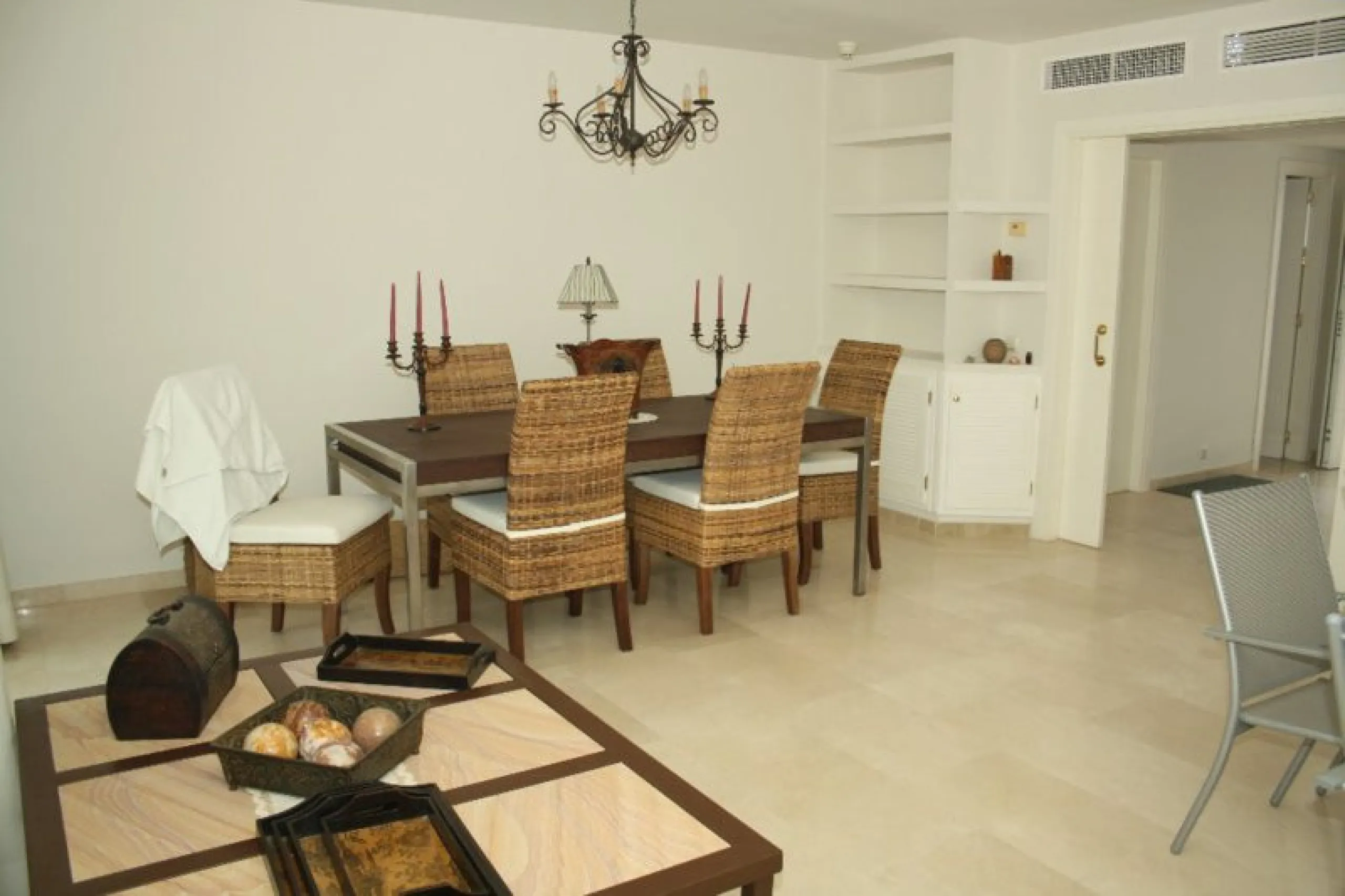 Apartment - Middle Floor Apartment в продаже в Estepona, Málaga. В доме 3 спален и 2 ванных комнат. Площадь дома 170 м²