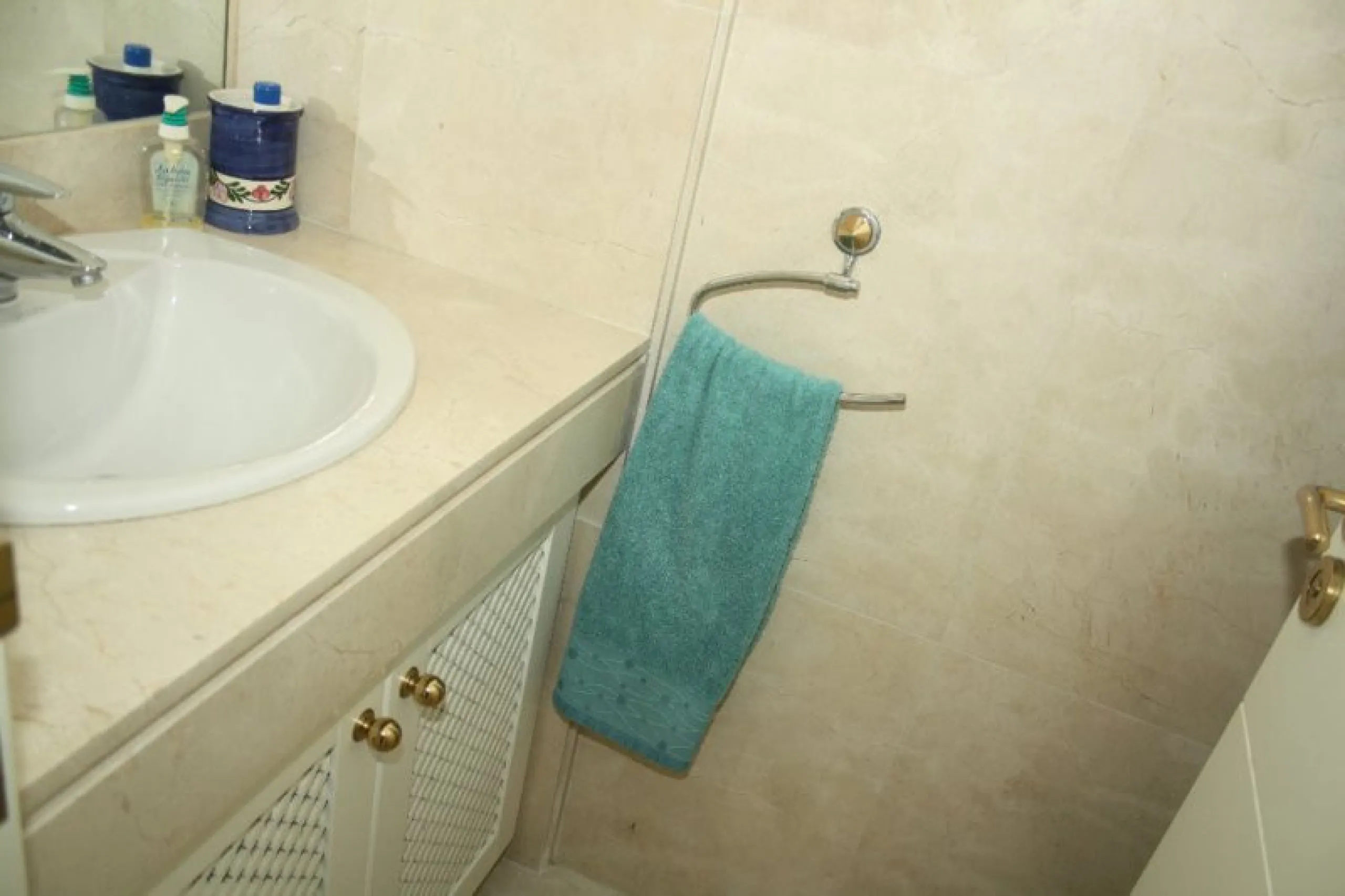 Apartment - Middle Floor Apartment в продаже в Estepona, Málaga. В доме 3 спален и 2 ванных комнат. Площадь дома 170 м²