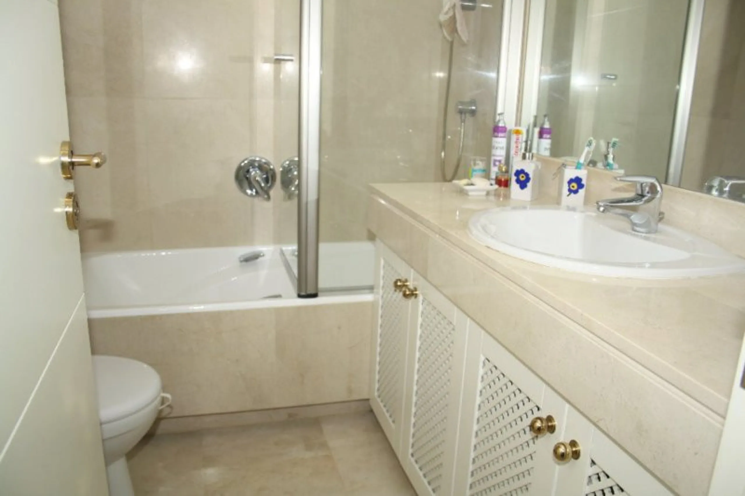 Apartment - Middle Floor Apartment в продаже в Estepona, Málaga. В доме 3 спален и 2 ванных комнат. Площадь дома 170 м²
