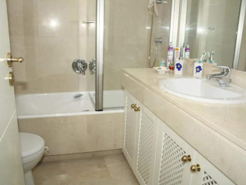 Apartment - Middle Floor Apartment в продаже в Estepona, Málaga. В доме 3 спален и 2 ванных комнат. Площадь дома 170 м²