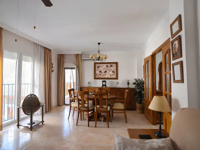 Wir freuen uns, diese prächtige Wohnung im begehrten Viertel Las Lagunas vorzustellen