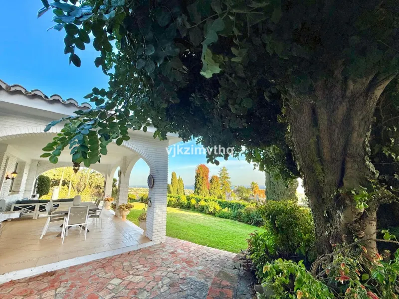 Located in the prestigious and historically significant Rancho Domingo, this exceptional single-story residence offers a rare opportunity to own a home in one of Costa del Sol's most iconic urbanizations. Designed by a student of Frank Lloyd Wright, Ranch