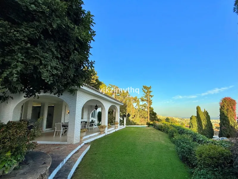 Located in the prestigious and historically significant Rancho Domingo, this exceptional single-story residence offers a rare opportunity to own a home in one of Costa del Sol's most iconic urbanizations. Designed by a student of Frank Lloyd Wright, Ranch