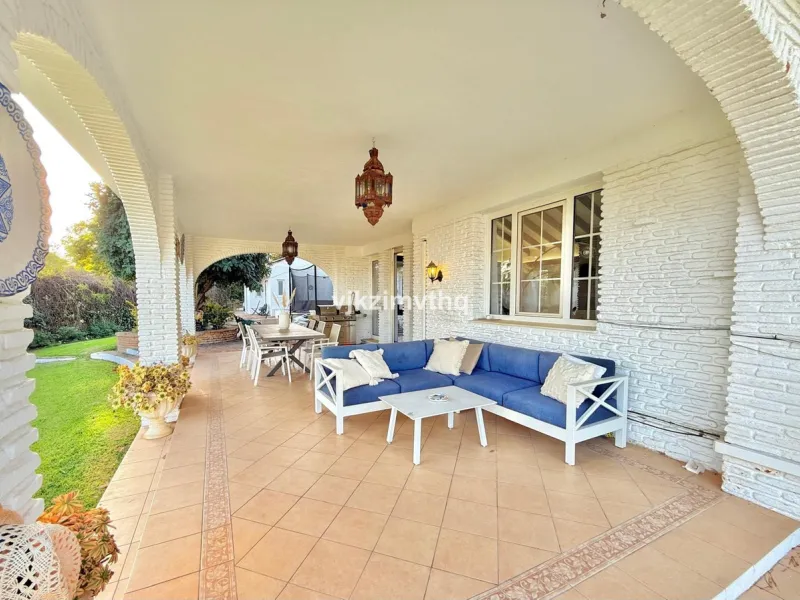 Located in the prestigious and historically significant Rancho Domingo, this exceptional single-story residence offers a rare opportunity to own a home in one of Costa del Sol's most iconic urbanizations. Designed by a student of Frank Lloyd Wright, Ranch