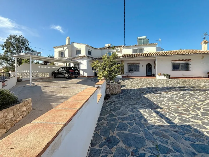 Spectacular finca in Almayate, combining rural tranquility with modern comforts. With 308 m2 of built area, this property features 4 spacious bedrooms and 4 bathrooms, distributed across two independent houses. An ideal place to enjoy panoramic views of t