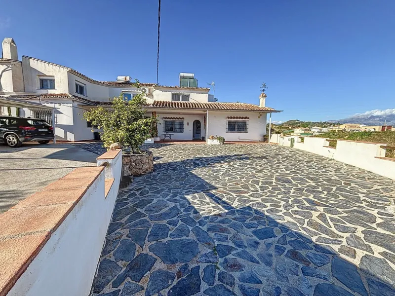 Spectacular finca in Almayate, combining rural tranquility with modern comforts. With 308 m2 of built area, this property features 4 spacious bedrooms and 4 bathrooms, distributed across two independent houses. An ideal place to enjoy panoramic views of t