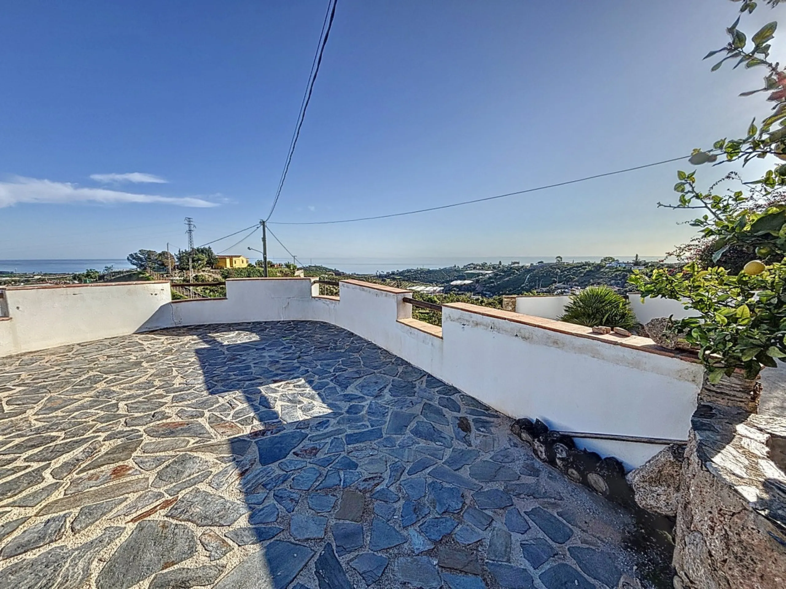 Spectacular finca in Almayate, combining rural tranquility with modern comforts. With 308 m2 of built area, this property features 4 spacious bedrooms and 4 bathrooms, distributed across two independent houses. An ideal place to enjoy panoramic views of t