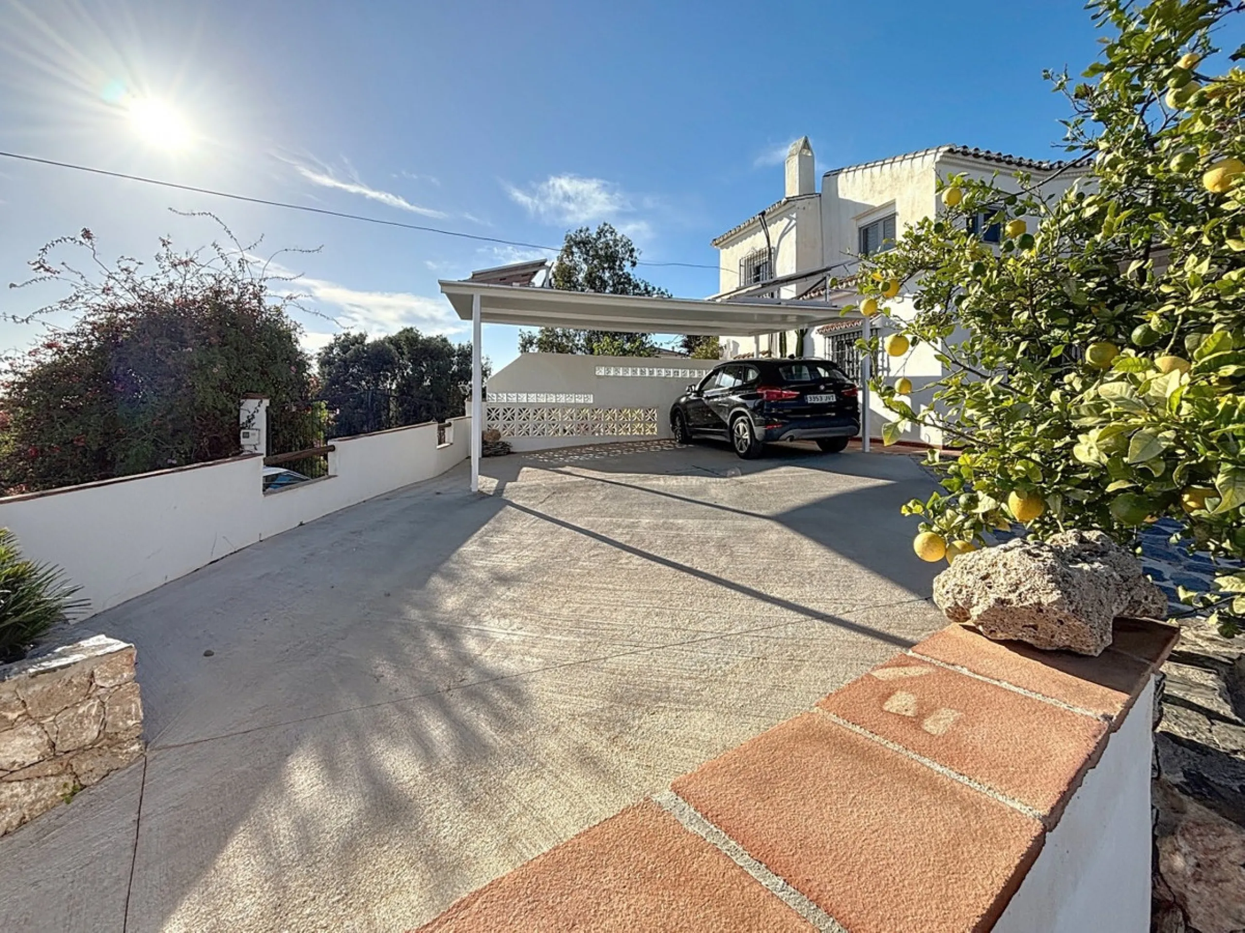 Spectacular finca in Almayate, combining rural tranquility with modern comforts. With 308 m2 of built area, this property features 4 spacious bedrooms and 4 bathrooms, distributed across two independent houses. An ideal place to enjoy panoramic views of t