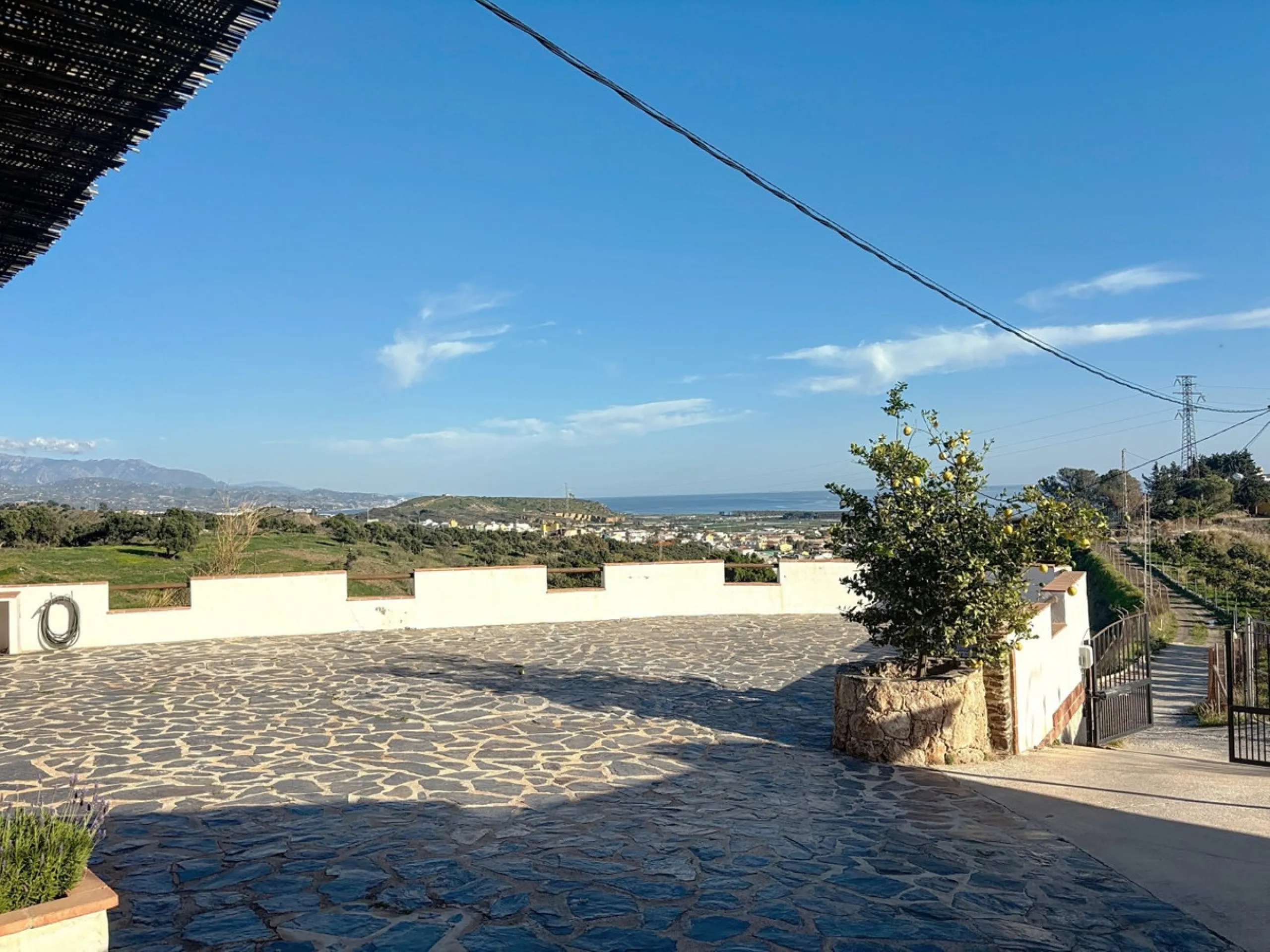 Spectacular finca in Almayate, combining rural tranquility with modern comforts. With 308 m2 of built area, this property features 4 spacious bedrooms and 4 bathrooms, distributed across two independent houses. An ideal place to enjoy panoramic views of t