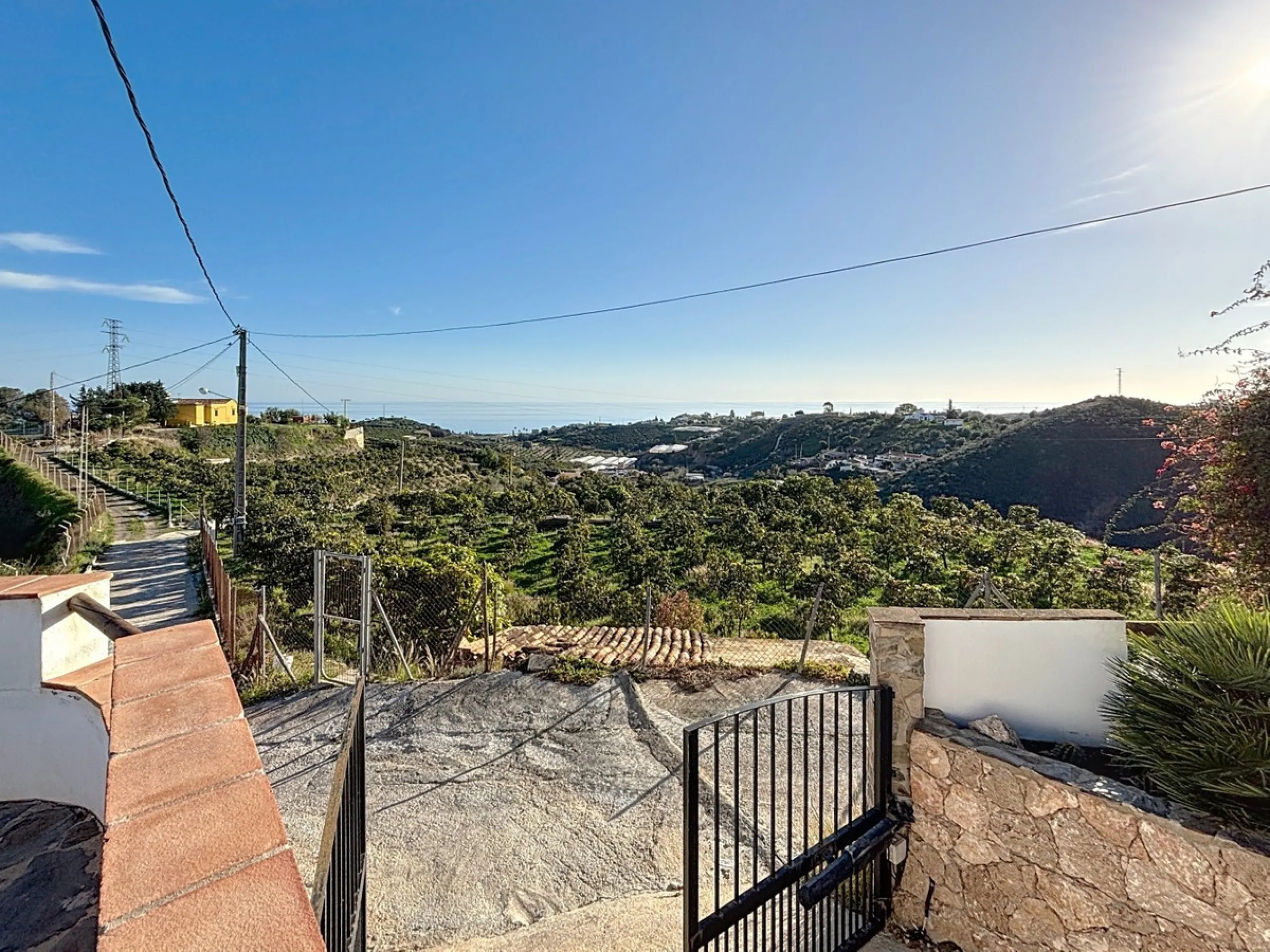 Spectacular finca in Almayate, combining rural tranquility with modern comforts. With 308 m2 of built area, this property features 4 spacious bedrooms and 4 bathrooms, distributed across two independent houses. An ideal place to enjoy panoramic views of t