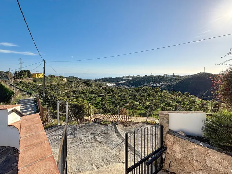 Spectacular finca in Almayate, combining rural tranquility with modern comforts. With 308 m2 of built area, this property features 4 spacious bedrooms and 4 bathrooms, distributed across two independent houses. An ideal place to enjoy panoramic views of t