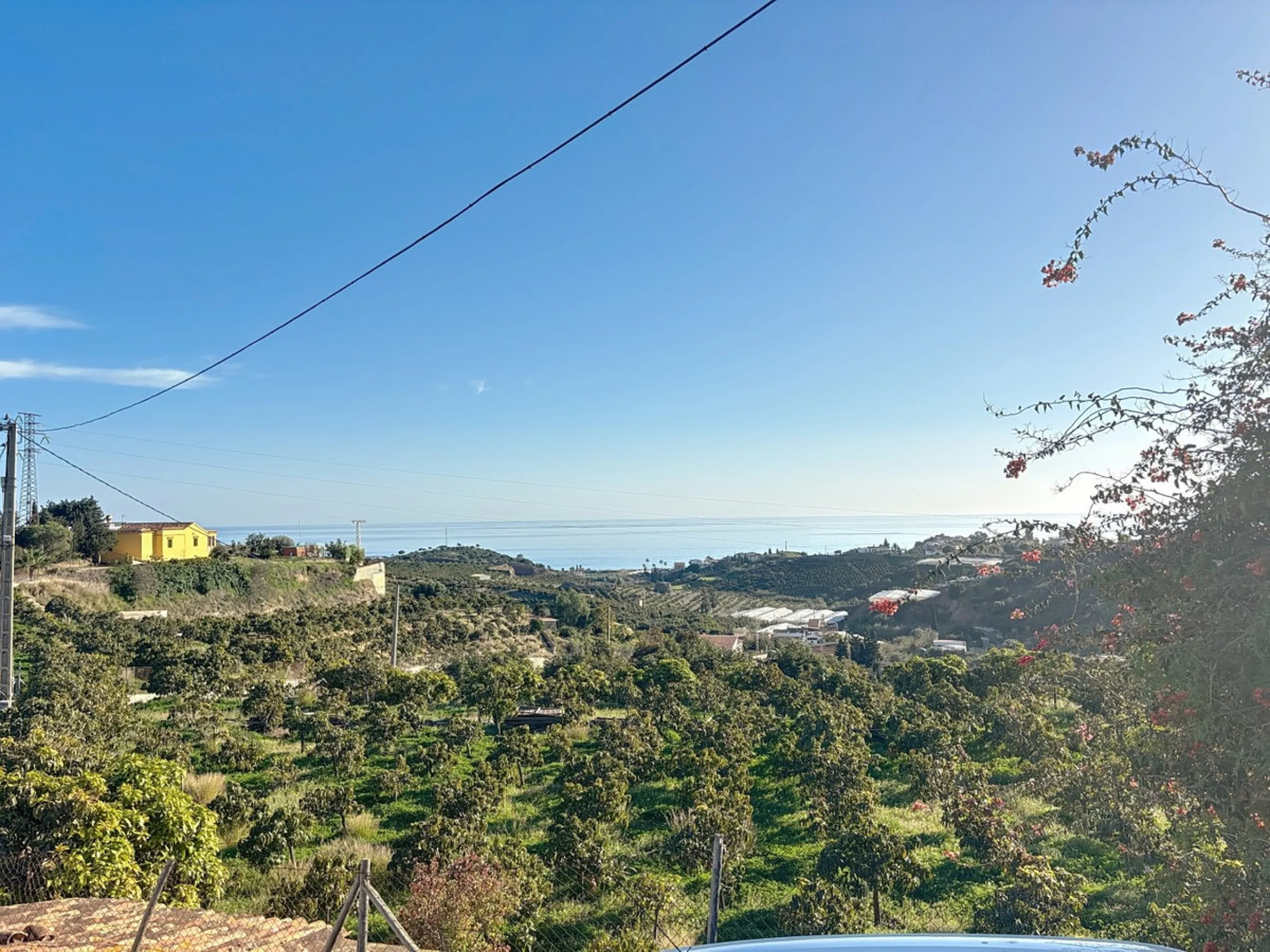 Spectacular finca in Almayate, combining rural tranquility with modern comforts. With 308 m2 of built area, this property features 4 spacious bedrooms and 4 bathrooms, distributed across two independent houses. An ideal place to enjoy panoramic views of t