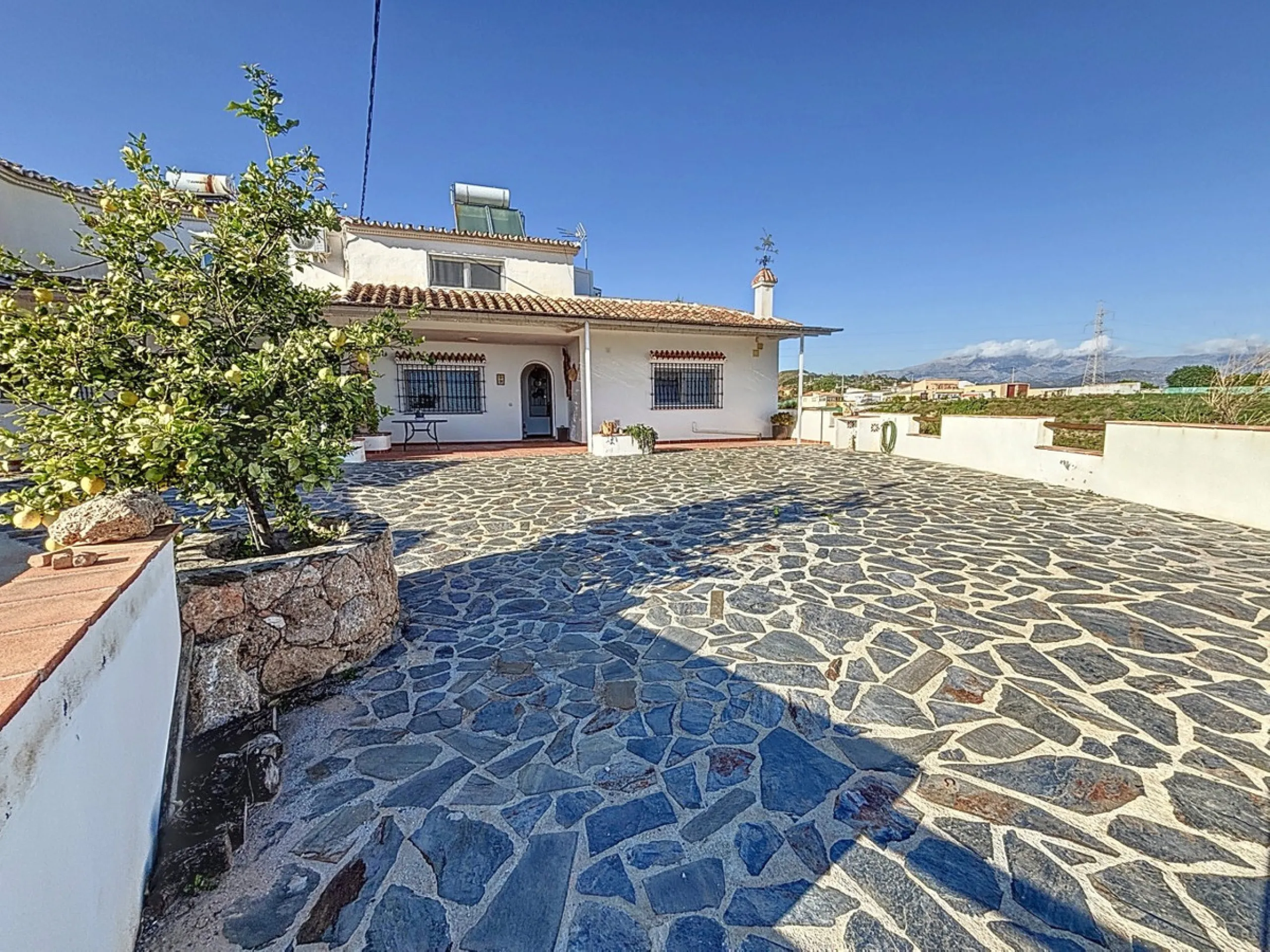 Spectacular finca in Almayate, combining rural tranquility with modern comforts. With 308 m2 of built area, this property features 4 spacious bedrooms and 4 bathrooms, distributed across two independent houses. An ideal place to enjoy panoramic views of t