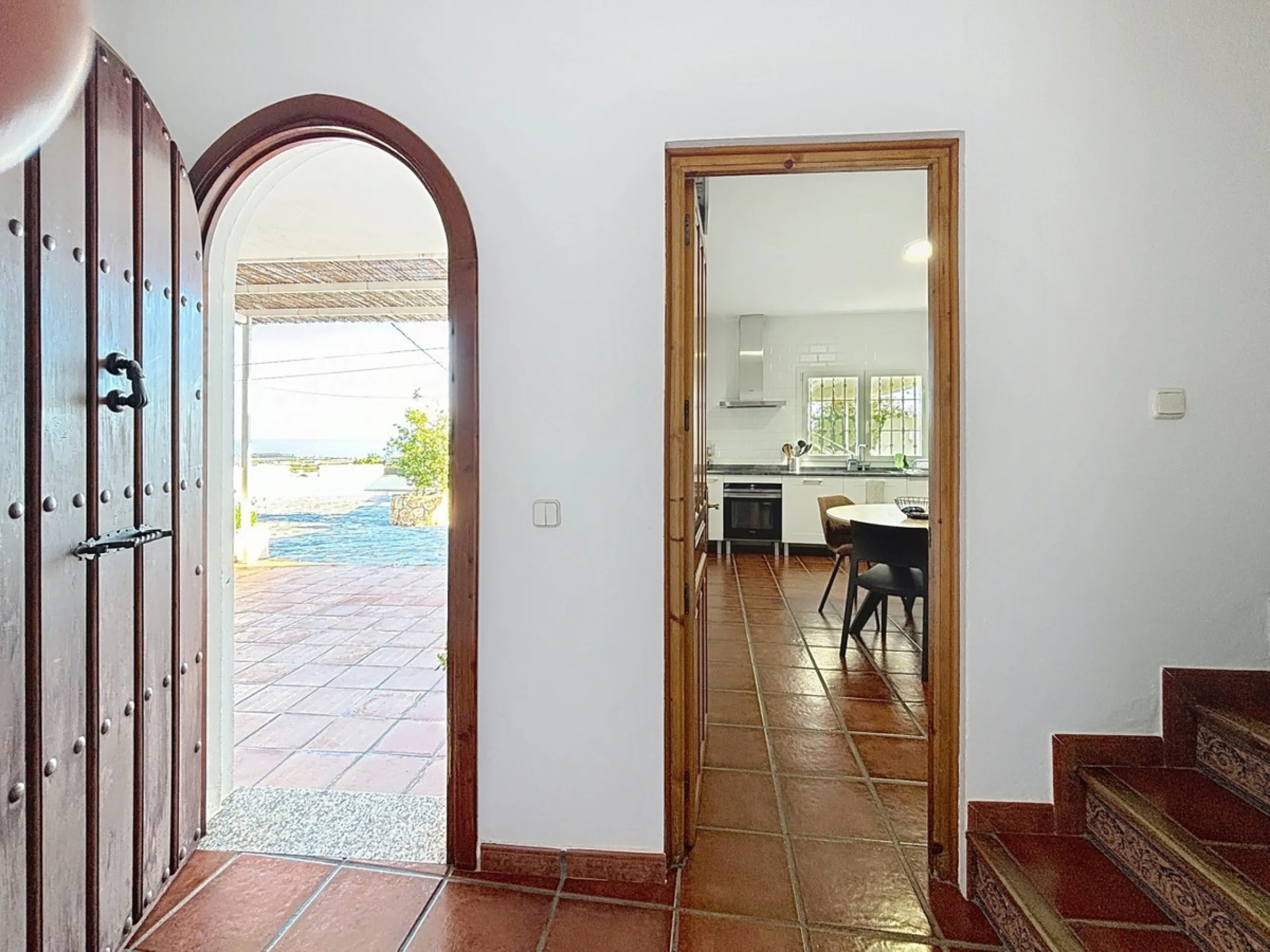 Spectacular finca in Almayate, combining rural tranquility with modern comforts. With 308 m2 of built area, this property features 4 spacious bedrooms and 4 bathrooms, distributed across two independent houses. An ideal place to enjoy panoramic views of t