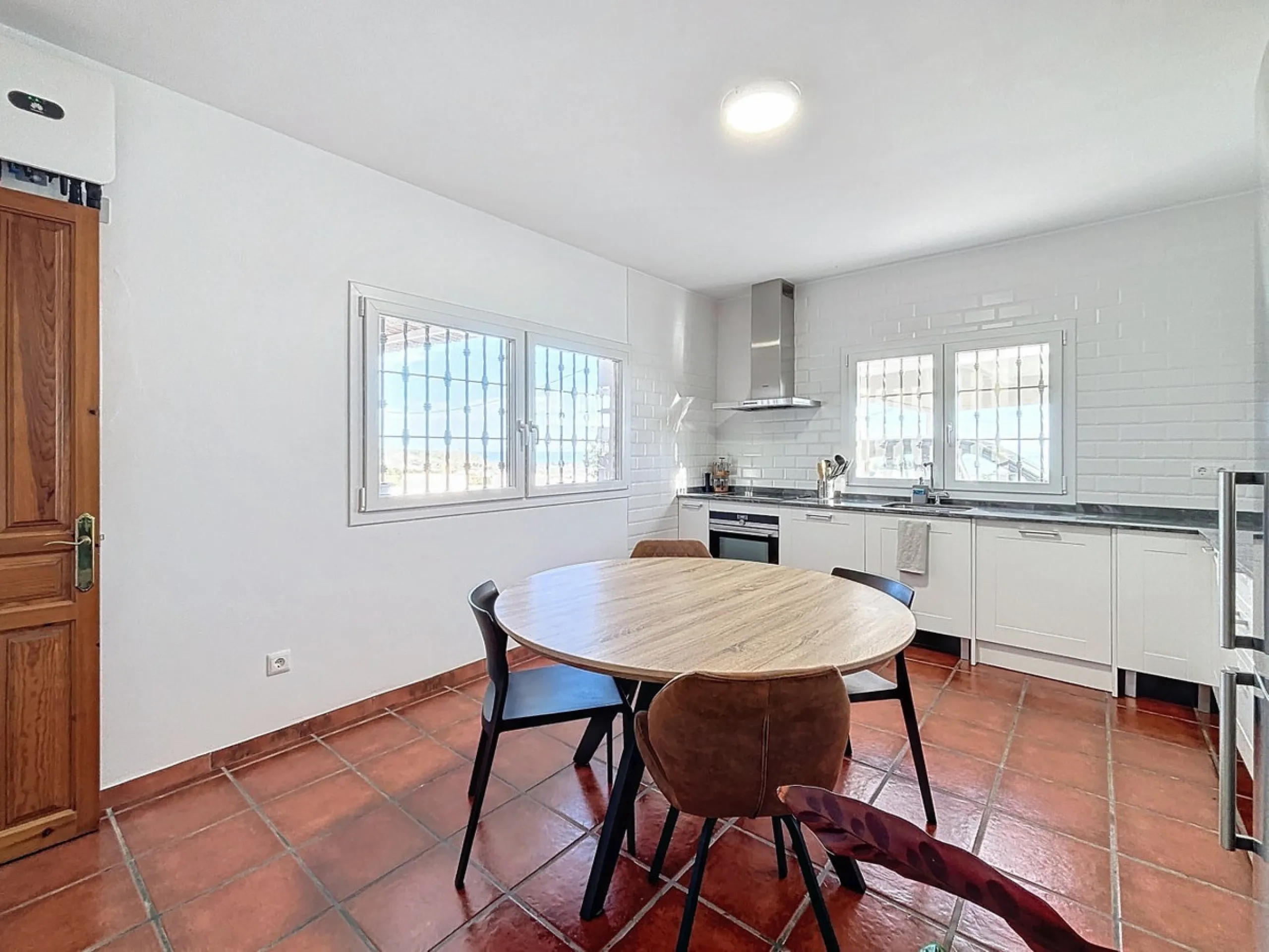 Spectacular finca in Almayate, combining rural tranquility with modern comforts. With 308 m2 of built area, this property features 4 spacious bedrooms and 4 bathrooms, distributed across two independent houses. An ideal place to enjoy panoramic views of t