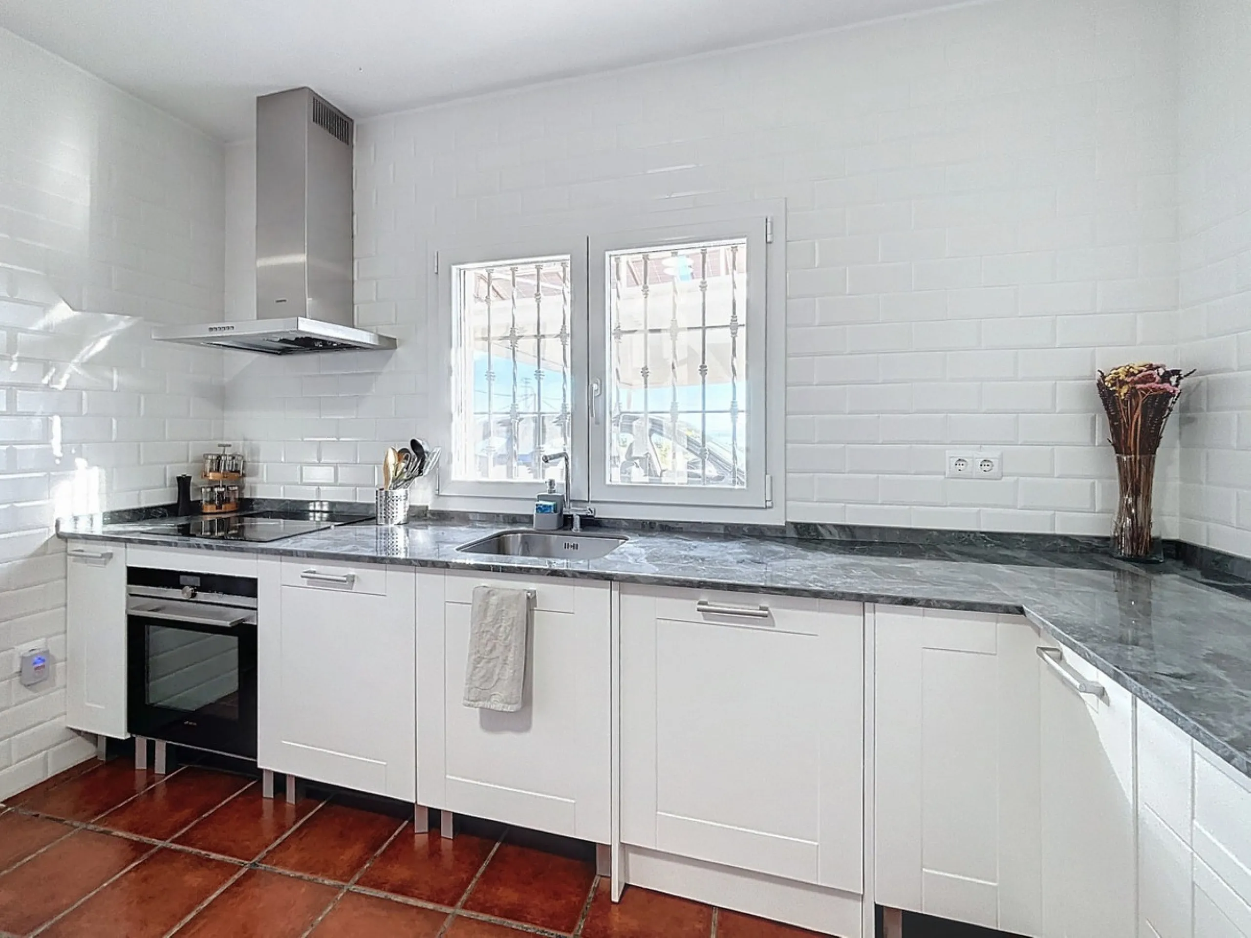 Spectacular finca in Almayate, combining rural tranquility with modern comforts. With 308 m2 of built area, this property features 4 spacious bedrooms and 4 bathrooms, distributed across two independent houses. An ideal place to enjoy panoramic views of t