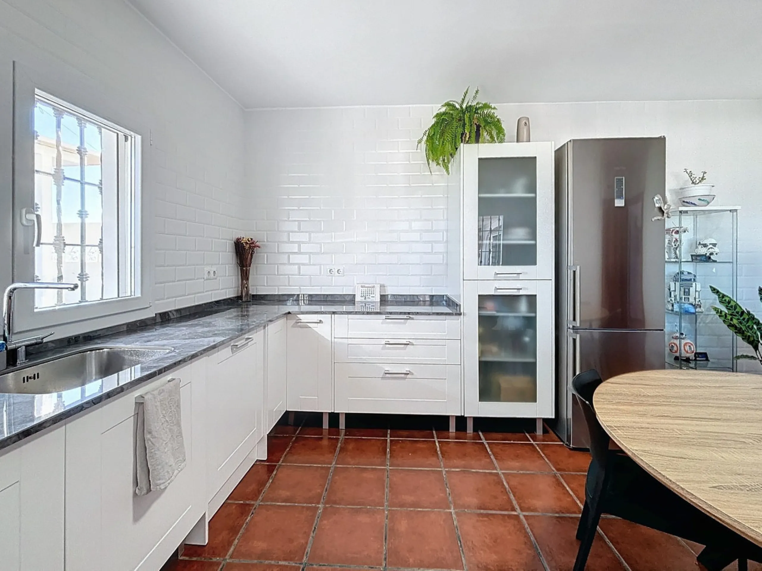 Spectacular finca in Almayate, combining rural tranquility with modern comforts. With 308 m2 of built area, this property features 4 spacious bedrooms and 4 bathrooms, distributed across two independent houses. An ideal place to enjoy panoramic views of t
