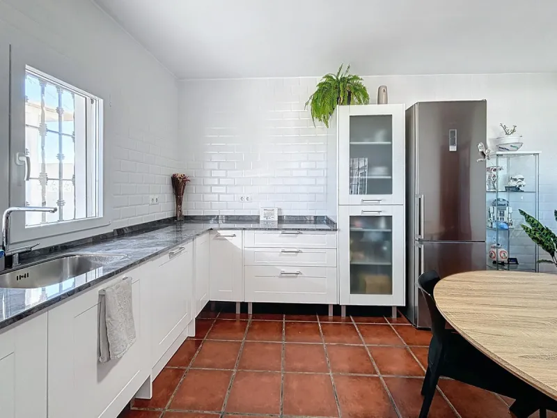 Spectacular finca in Almayate, combining rural tranquility with modern comforts. With 308 m2 of built area, this property features 4 spacious bedrooms and 4 bathrooms, distributed across two independent houses. An ideal place to enjoy panoramic views of t