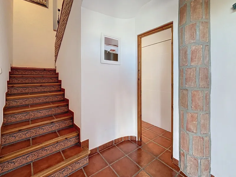 Spectacular finca in Almayate, combining rural tranquility with modern comforts. With 308 m2 of built area, this property features 4 spacious bedrooms and 4 bathrooms, distributed across two independent houses. An ideal place to enjoy panoramic views of t