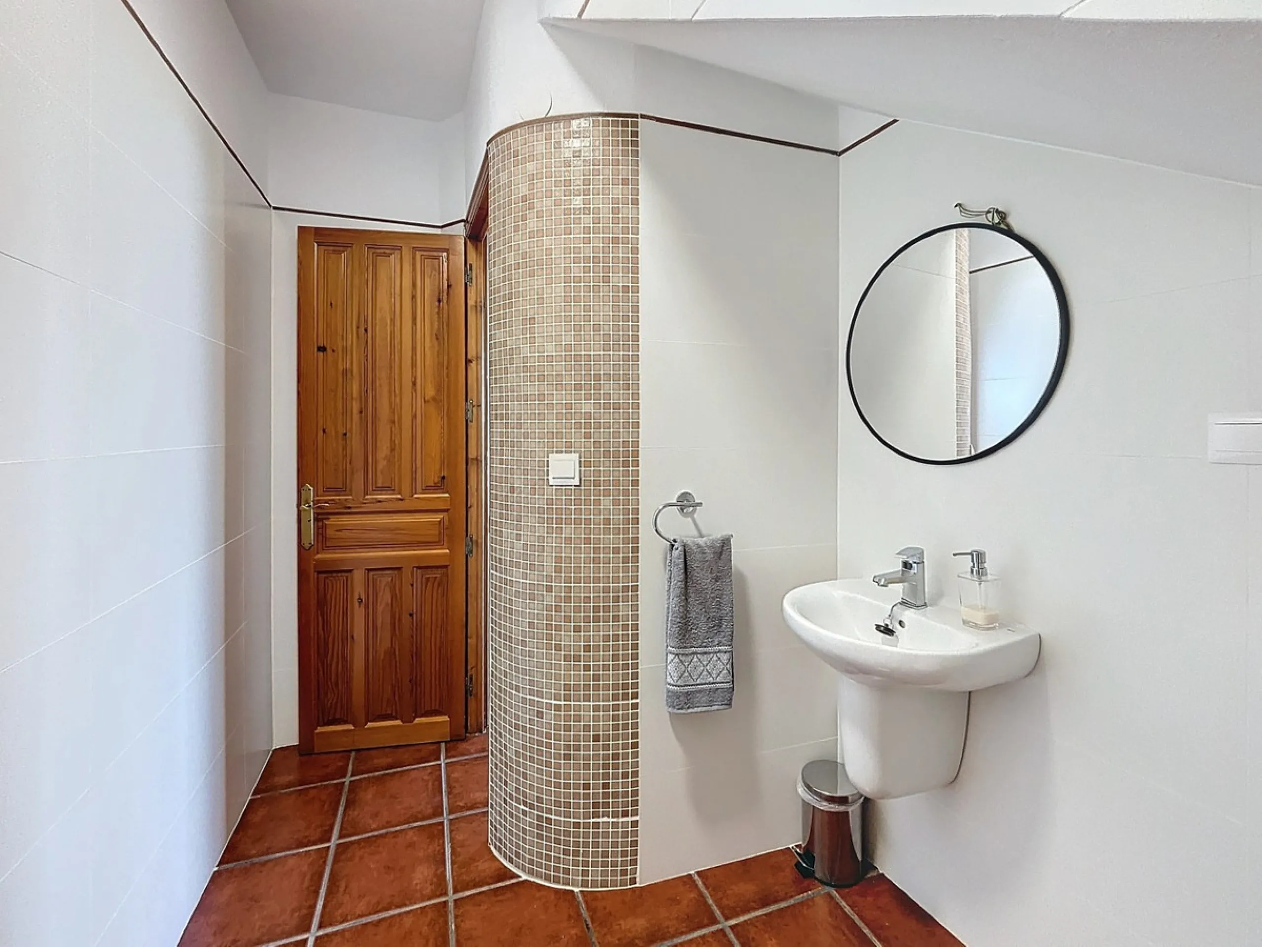 Spectacular finca in Almayate, combining rural tranquility with modern comforts. With 308 m2 of built area, this property features 4 spacious bedrooms and 4 bathrooms, distributed across two independent houses. An ideal place to enjoy panoramic views of t