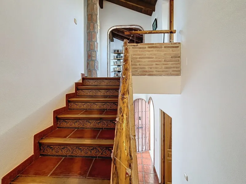 Spectacular finca in Almayate, combining rural tranquility with modern comforts. With 308 m2 of built area, this property features 4 spacious bedrooms and 4 bathrooms, distributed across two independent houses. An ideal place to enjoy panoramic views of t