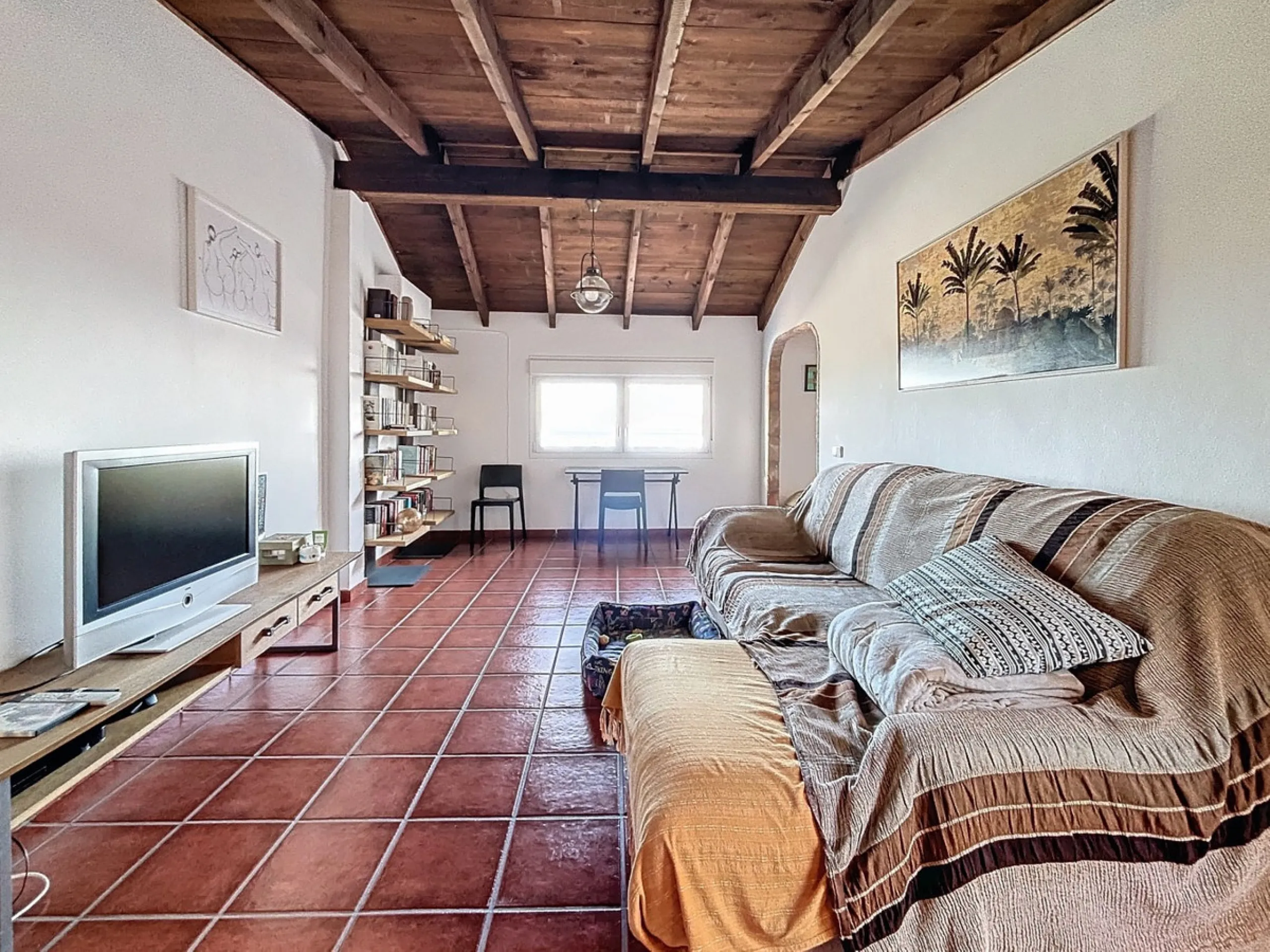 Spectacular finca in Almayate, combining rural tranquility with modern comforts. With 308 m2 of built area, this property features 4 spacious bedrooms and 4 bathrooms, distributed across two independent houses. An ideal place to enjoy panoramic views of t