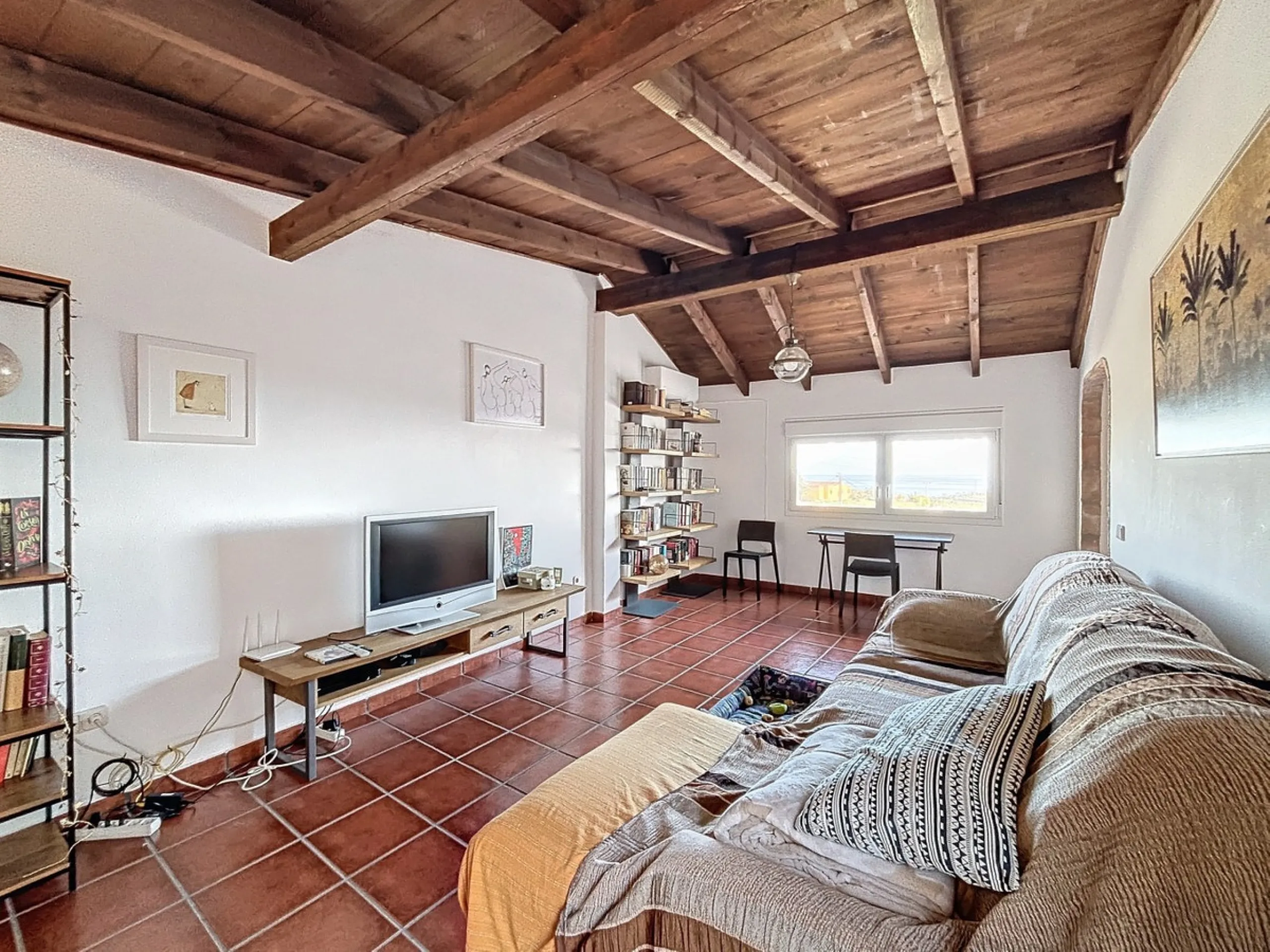 Spectacular finca in Almayate, combining rural tranquility with modern comforts. With 308 m2 of built area, this property features 4 spacious bedrooms and 4 bathrooms, distributed across two independent houses. An ideal place to enjoy panoramic views of t