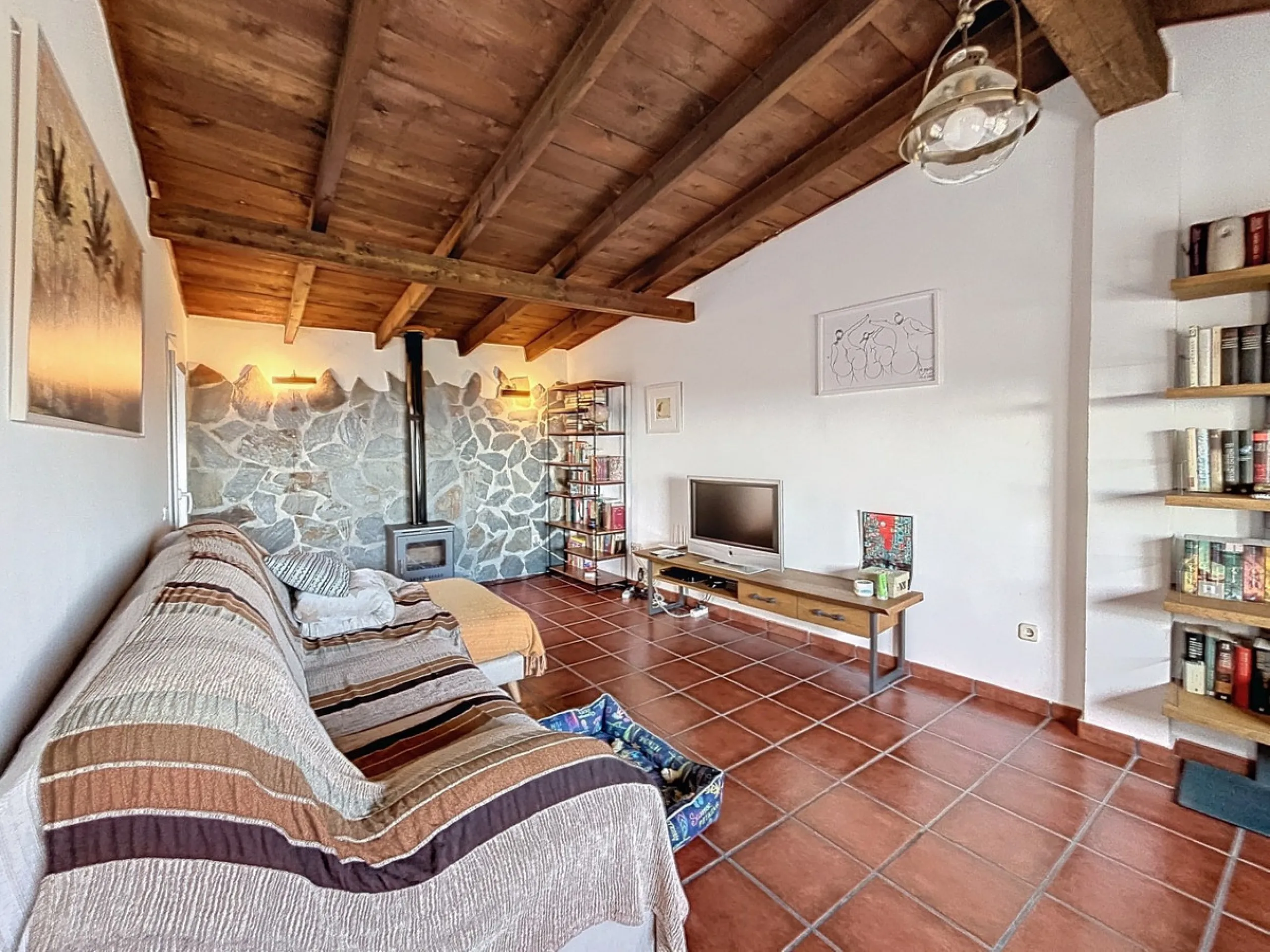 Spectacular finca in Almayate, combining rural tranquility with modern comforts. With 308 m2 of built area, this property features 4 spacious bedrooms and 4 bathrooms, distributed across two independent houses. An ideal place to enjoy panoramic views of t
