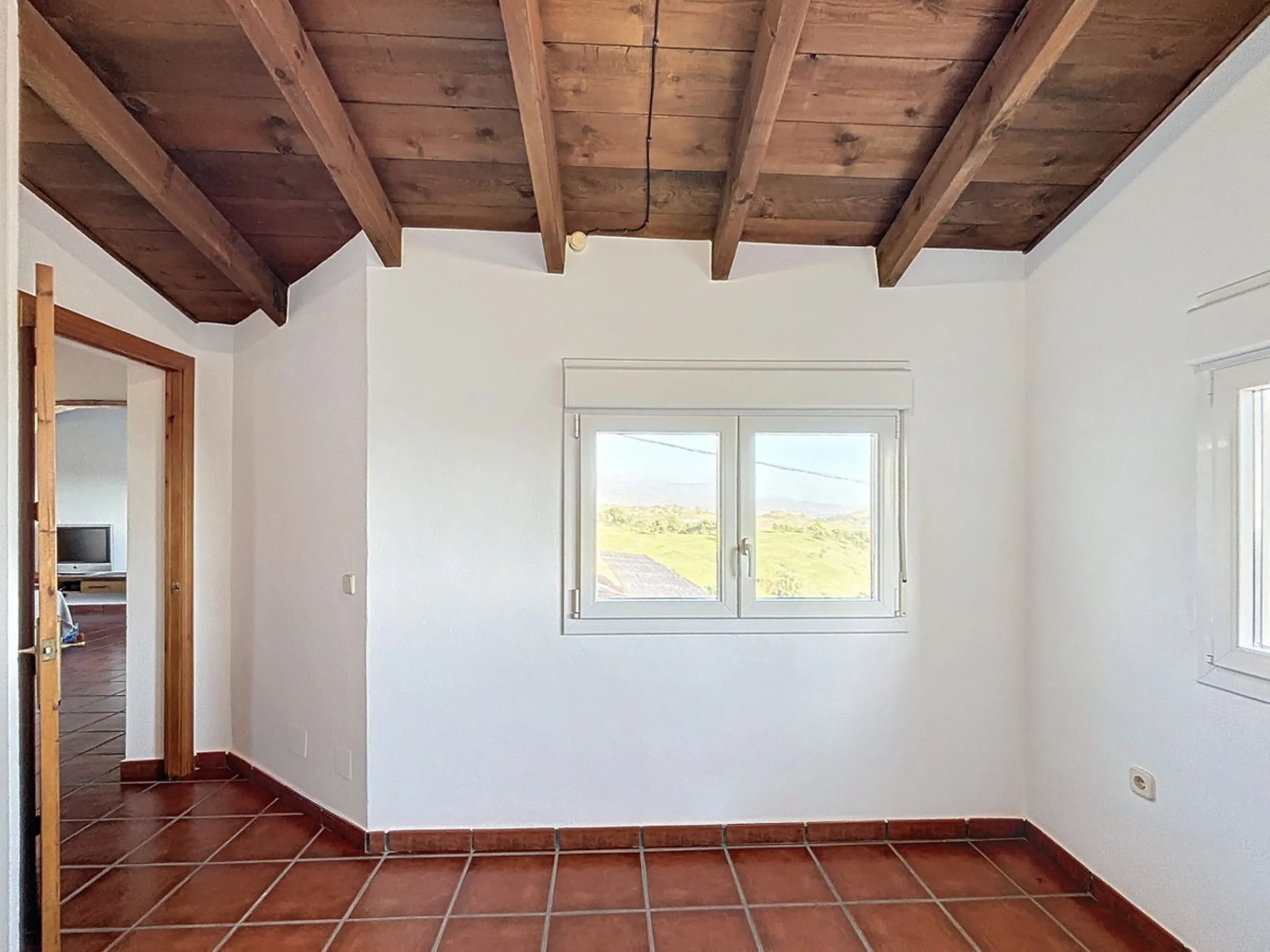 Spectacular finca in Almayate, combining rural tranquility with modern comforts. With 308 m2 of built area, this property features 4 spacious bedrooms and 4 bathrooms, distributed across two independent houses. An ideal place to enjoy panoramic views of t