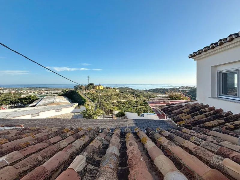 Spectacular finca in Almayate, combining rural tranquility with modern comforts. With 308 m2 of built area, this property features 4 spacious bedrooms and 4 bathrooms, distributed across two independent houses. An ideal place to enjoy panoramic views of t