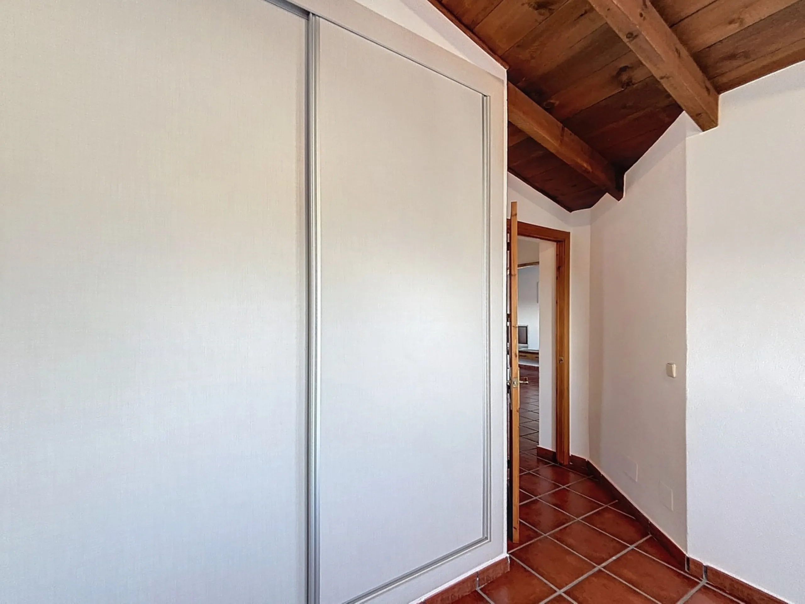 Spectacular finca in Almayate, combining rural tranquility with modern comforts. With 308 m2 of built area, this property features 4 spacious bedrooms and 4 bathrooms, distributed across two independent houses. An ideal place to enjoy panoramic views of t