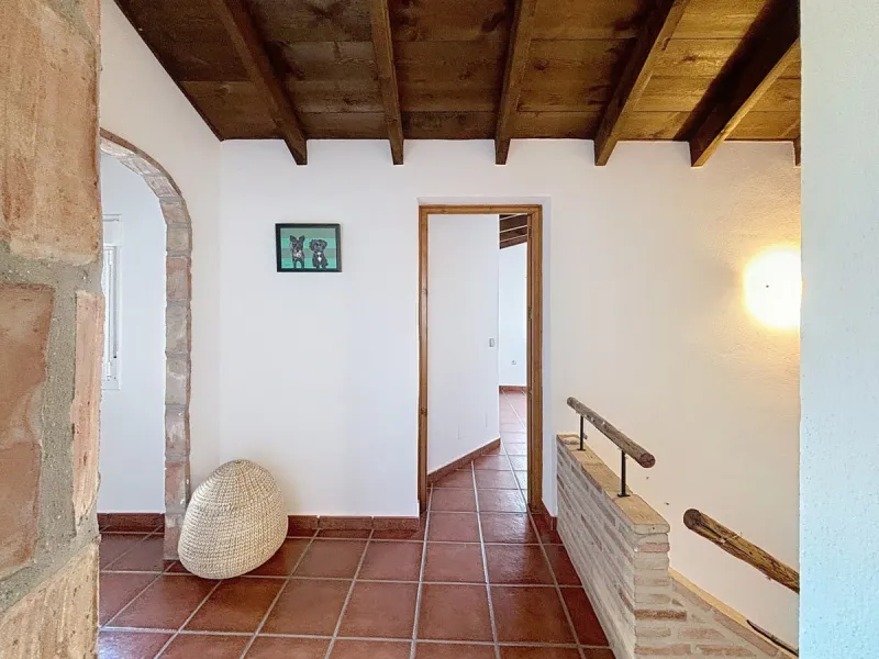 Spectacular finca in Almayate, combining rural tranquility with modern comforts. With 308 m2 of built area, this property features 4 spacious bedrooms and 4 bathrooms, distributed across two independent houses. An ideal place to enjoy panoramic views of t