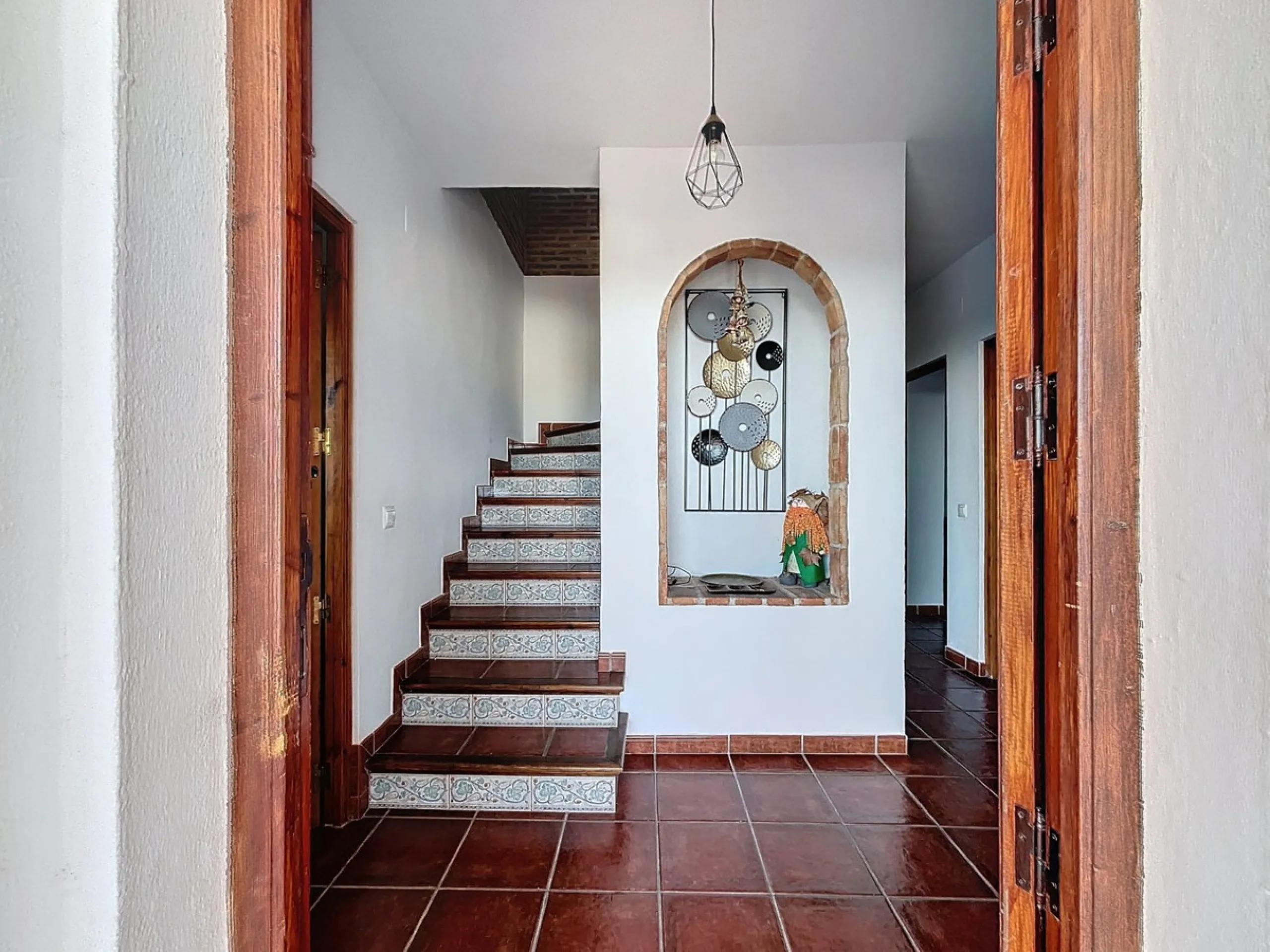 Spectacular finca in Almayate, combining rural tranquility with modern comforts. With 308 m2 of built area, this property features 4 spacious bedrooms and 4 bathrooms, distributed across two independent houses. An ideal place to enjoy panoramic views of t