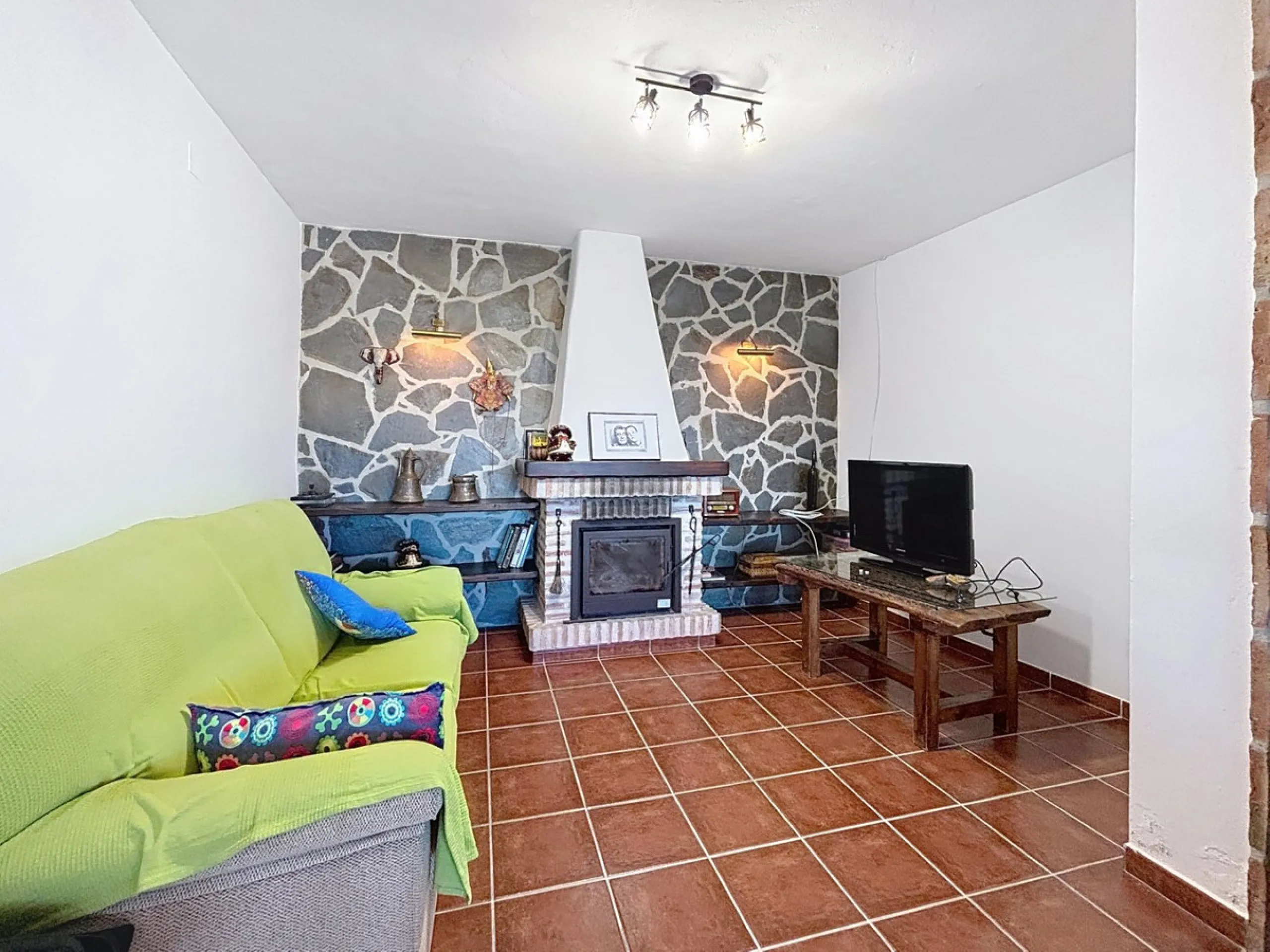 Spectacular finca in Almayate, combining rural tranquility with modern comforts. With 308 m2 of built area, this property features 4 spacious bedrooms and 4 bathrooms, distributed across two independent houses. An ideal place to enjoy panoramic views of t