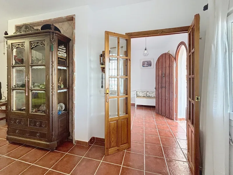 Spectacular finca in Almayate, combining rural tranquility with modern comforts. With 308 m2 of built area, this property features 4 spacious bedrooms and 4 bathrooms, distributed across two independent houses. An ideal place to enjoy panoramic views of t