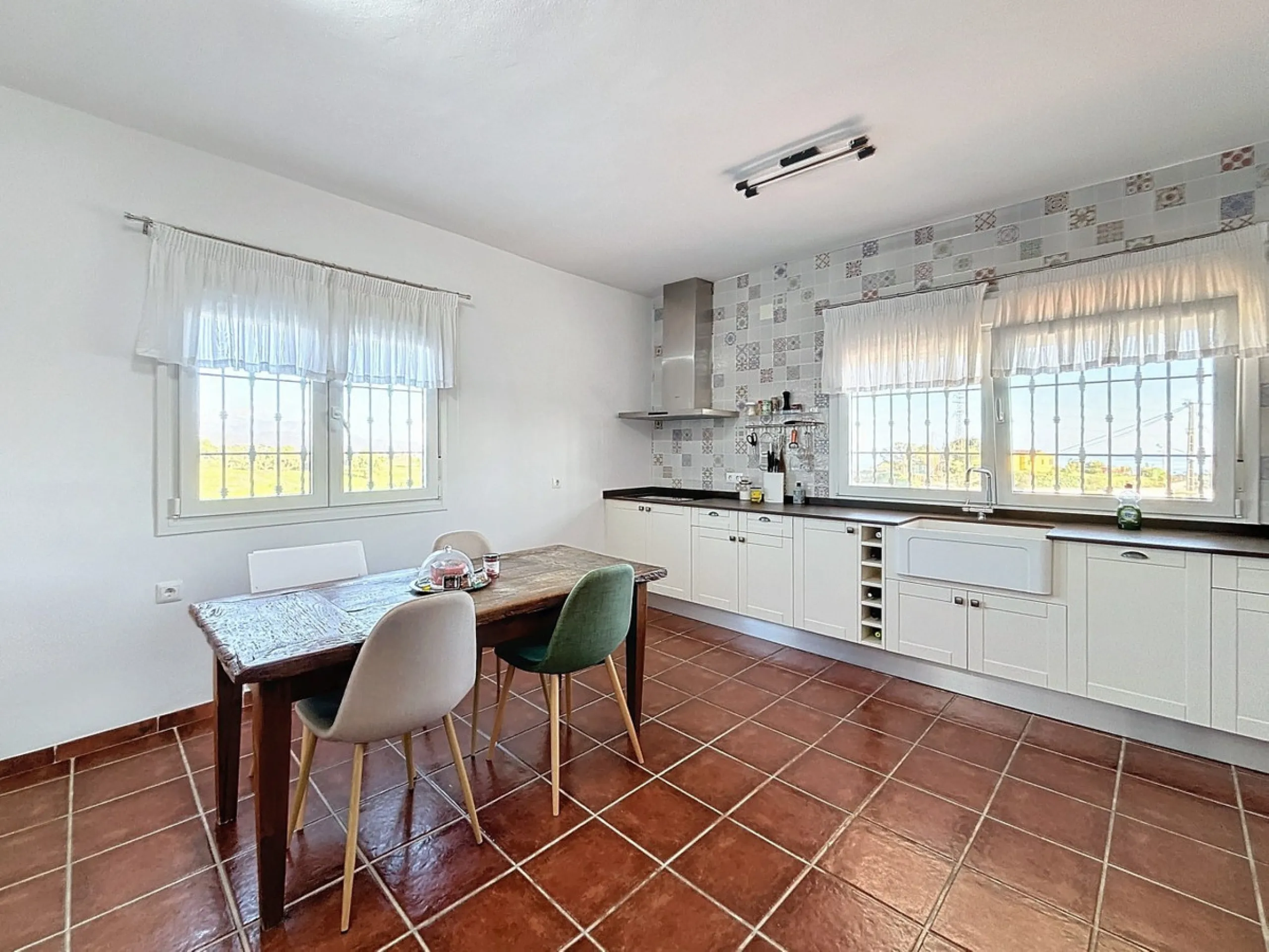 Spectacular finca in Almayate, combining rural tranquility with modern comforts. With 308 m2 of built area, this property features 4 spacious bedrooms and 4 bathrooms, distributed across two independent houses. An ideal place to enjoy panoramic views of t