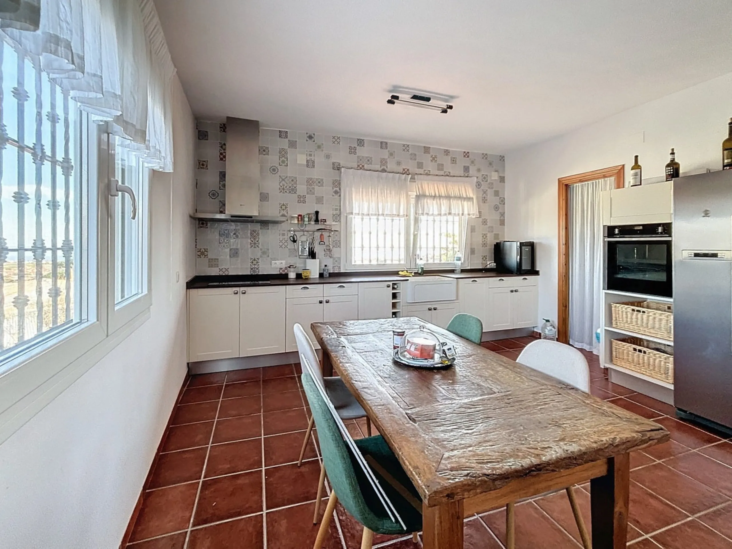 Spectacular finca in Almayate, combining rural tranquility with modern comforts. With 308 m2 of built area, this property features 4 spacious bedrooms and 4 bathrooms, distributed across two independent houses. An ideal place to enjoy panoramic views of t
