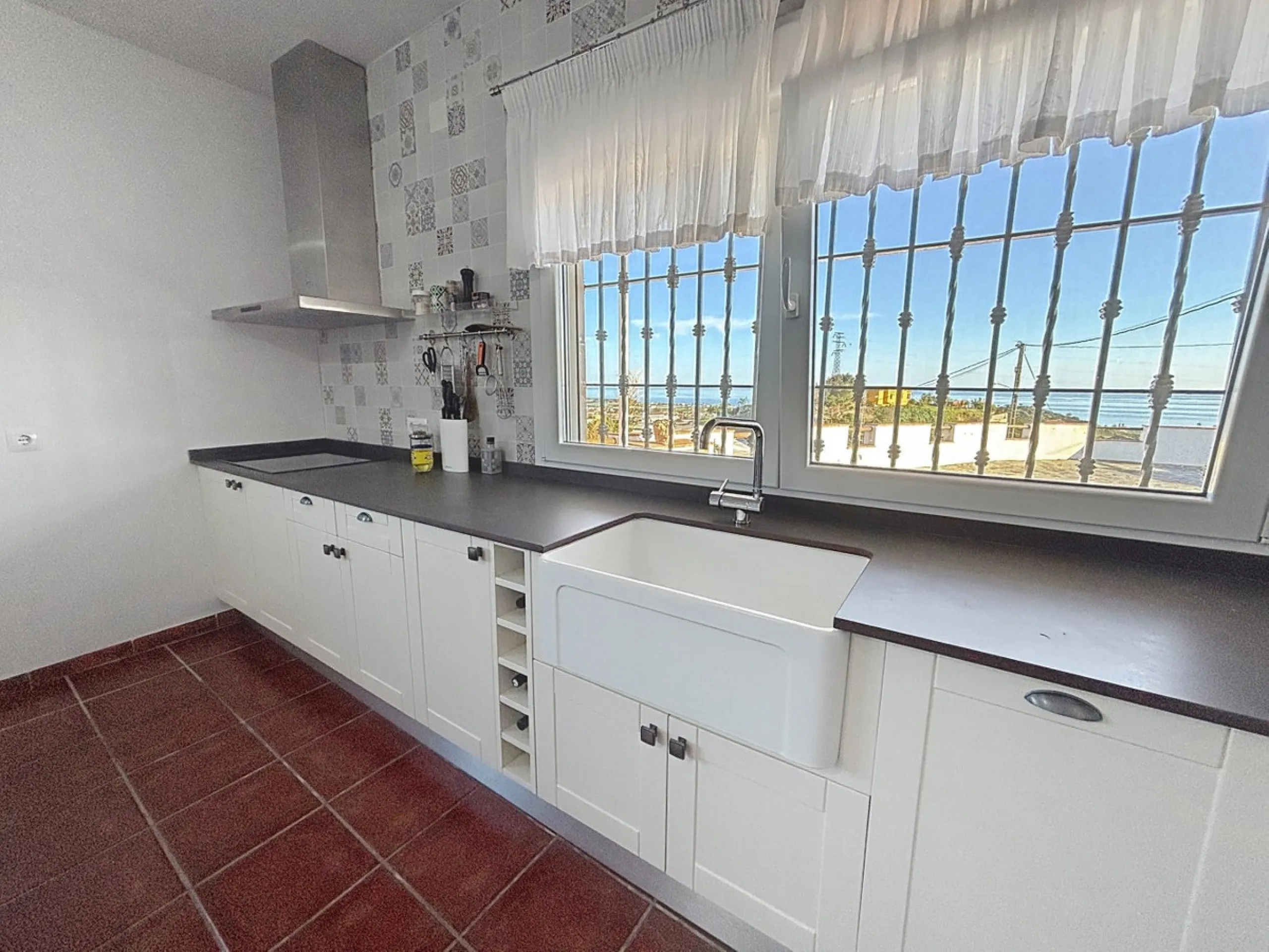 Spectacular finca in Almayate, combining rural tranquility with modern comforts. With 308 m2 of built area, this property features 4 spacious bedrooms and 4 bathrooms, distributed across two independent houses. An ideal place to enjoy panoramic views of t