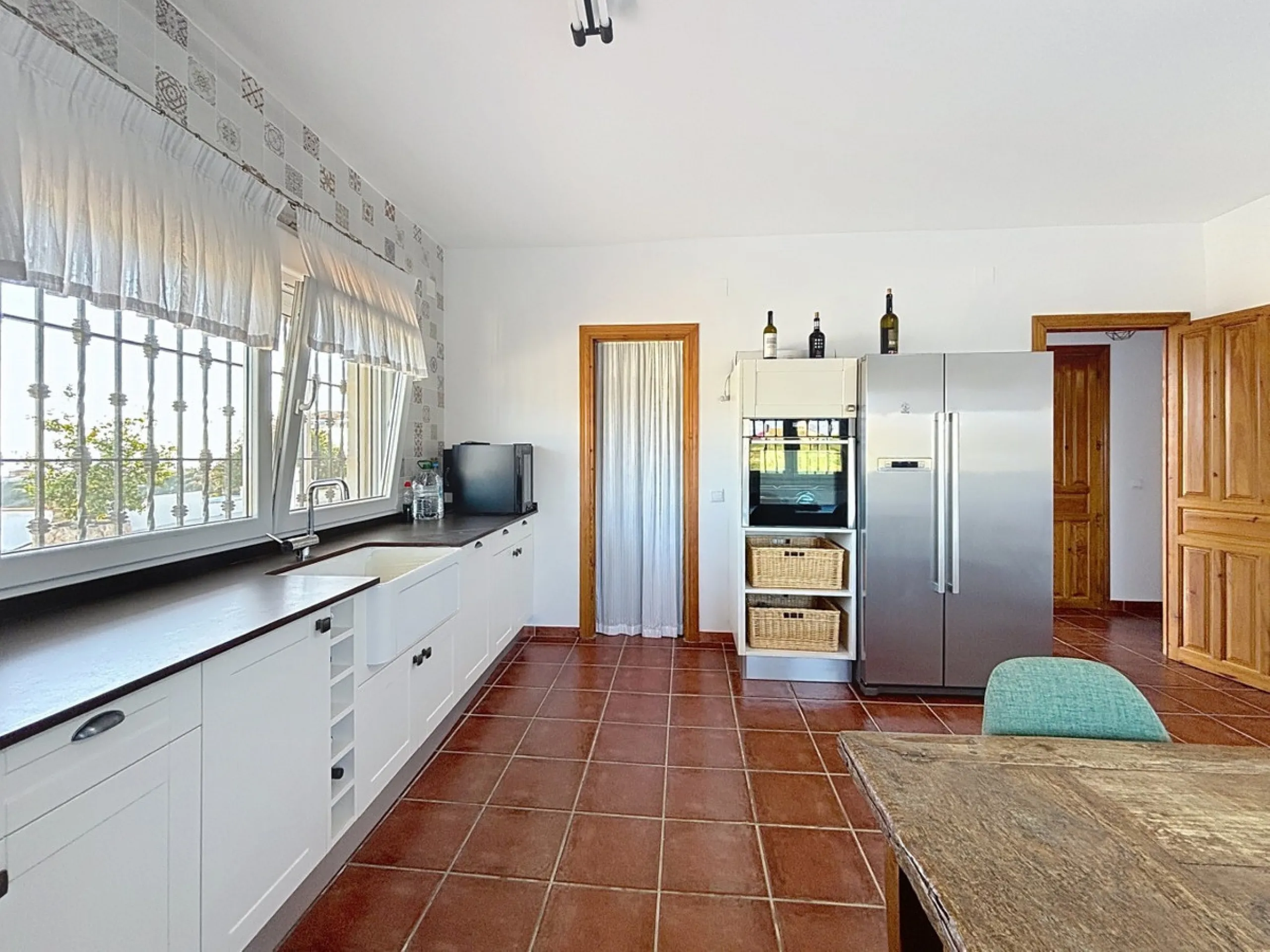 Spectacular finca in Almayate, combining rural tranquility with modern comforts. With 308 m2 of built area, this property features 4 spacious bedrooms and 4 bathrooms, distributed across two independent houses. An ideal place to enjoy panoramic views of t