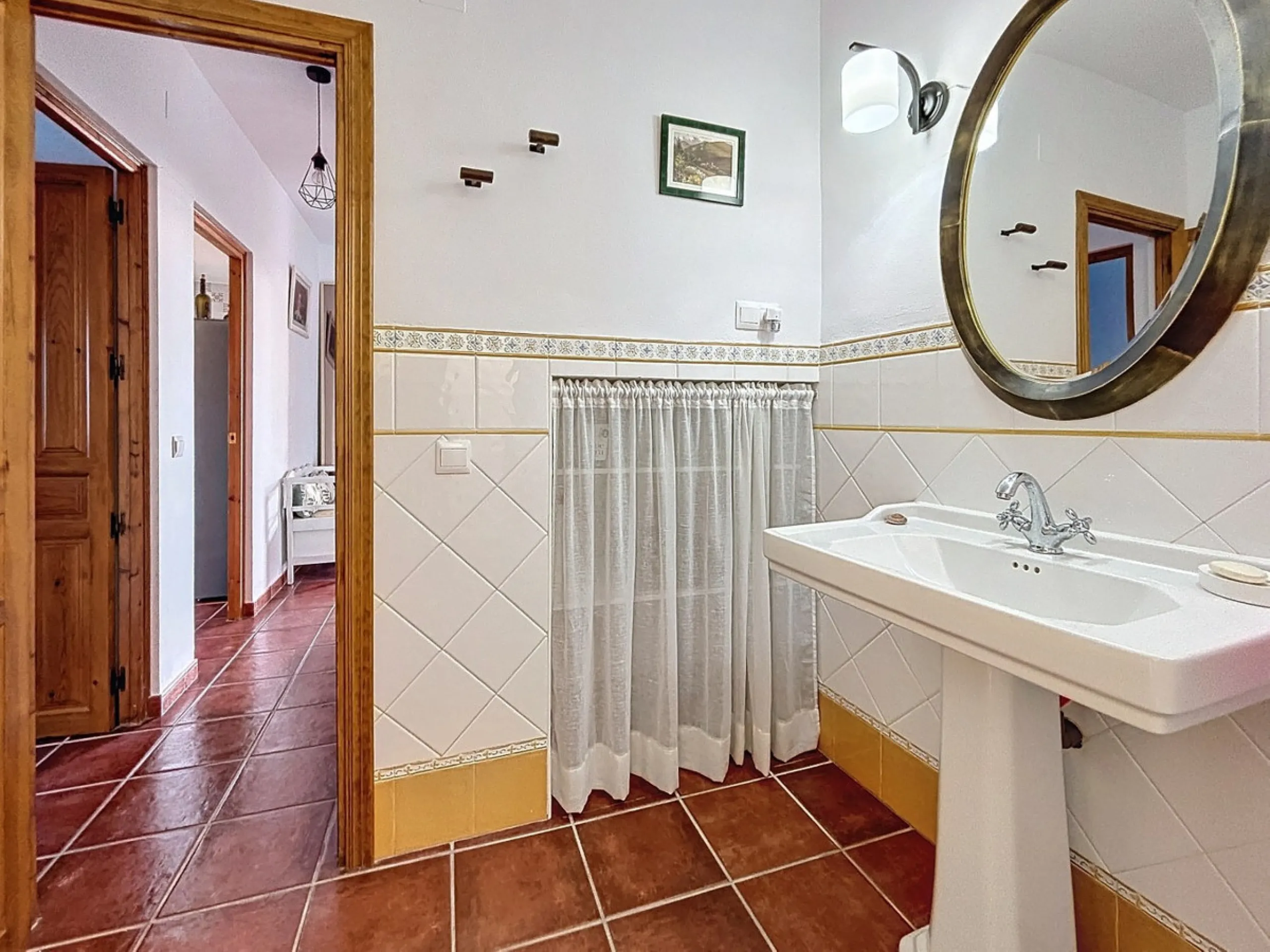 Spectacular finca in Almayate, combining rural tranquility with modern comforts. With 308 m2 of built area, this property features 4 spacious bedrooms and 4 bathrooms, distributed across two independent houses. An ideal place to enjoy panoramic views of t