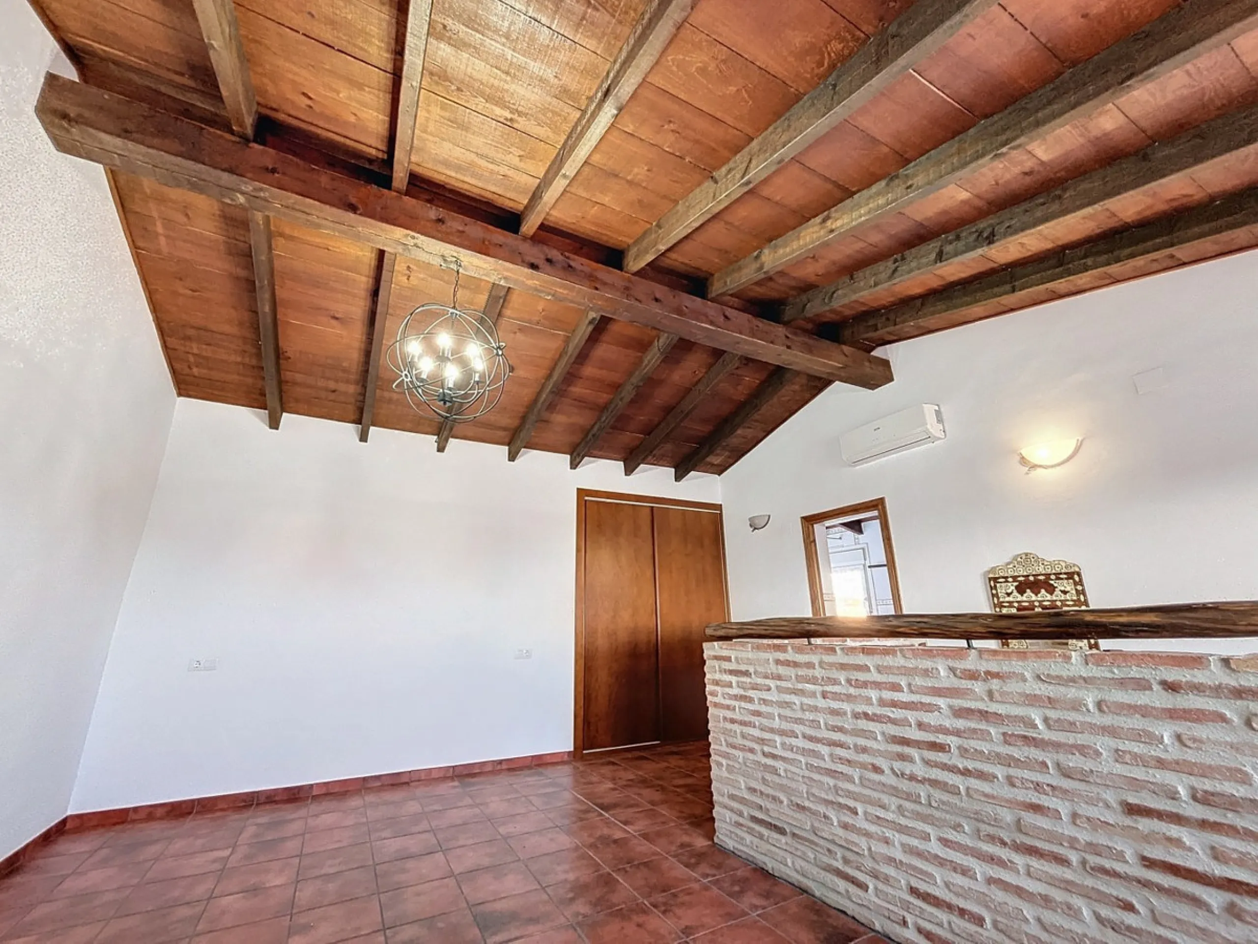 Spectacular finca in Almayate, combining rural tranquility with modern comforts. With 308 m2 of built area, this property features 4 spacious bedrooms and 4 bathrooms, distributed across two independent houses. An ideal place to enjoy panoramic views of t