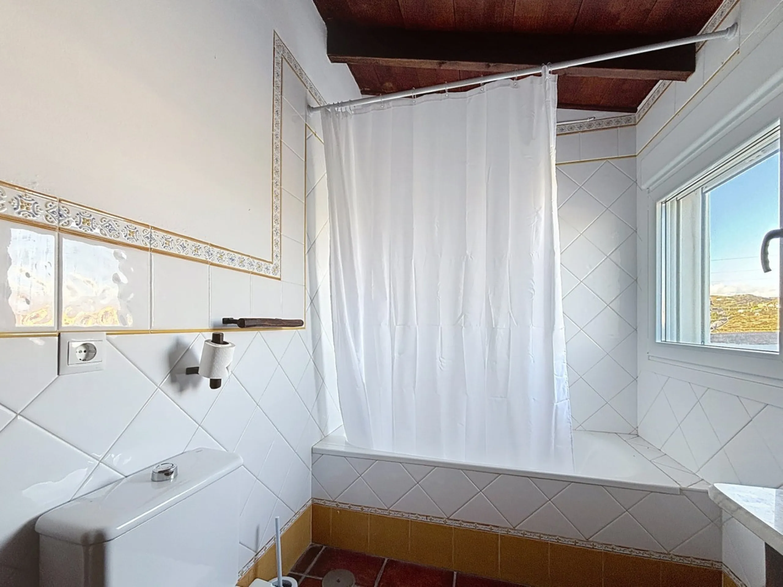 Spectacular finca in Almayate, combining rural tranquility with modern comforts. With 308 m2 of built area, this property features 4 spacious bedrooms and 4 bathrooms, distributed across two independent houses. An ideal place to enjoy panoramic views of t