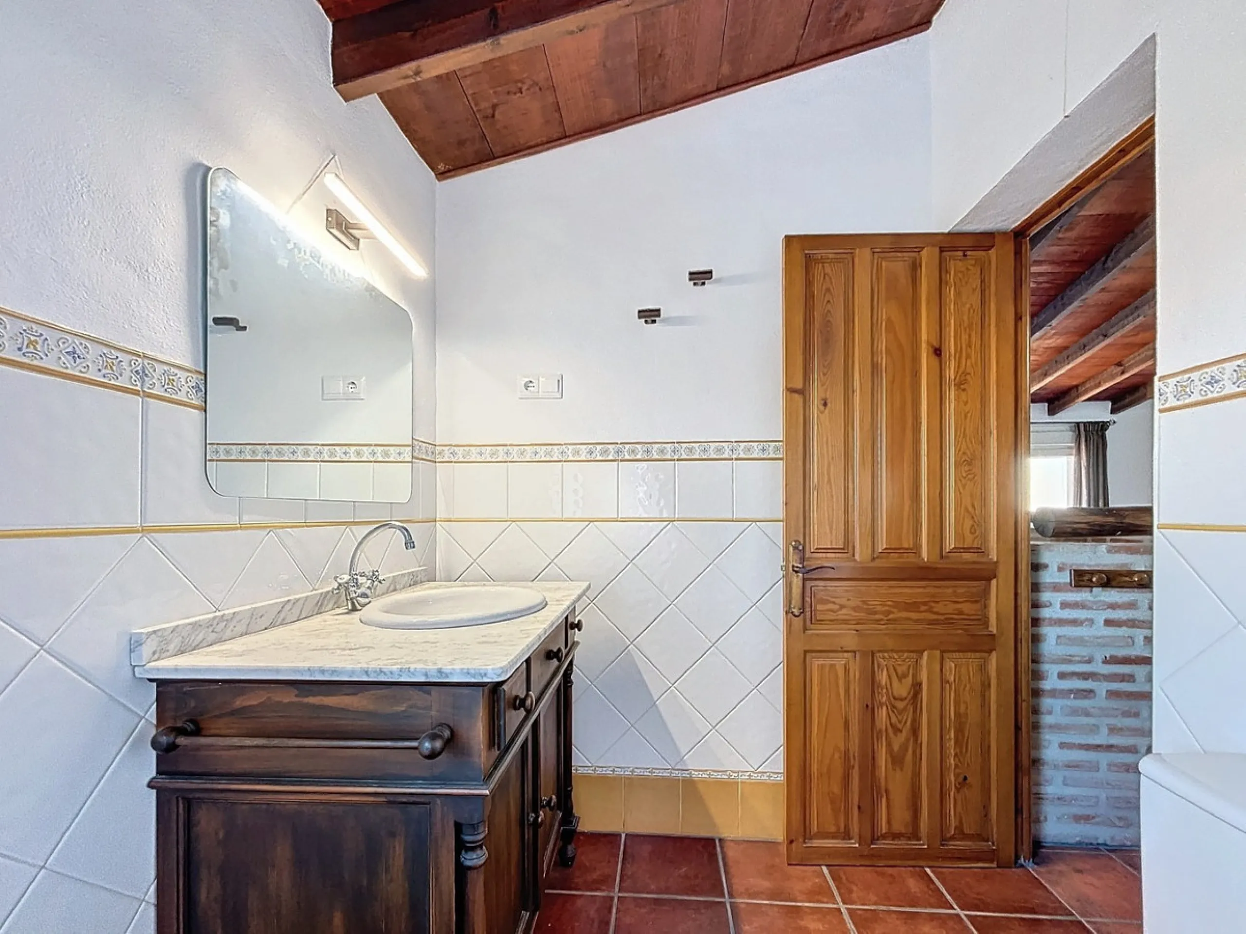 Spectacular finca in Almayate, combining rural tranquility with modern comforts. With 308 m2 of built area, this property features 4 spacious bedrooms and 4 bathrooms, distributed across two independent houses. An ideal place to enjoy panoramic views of t