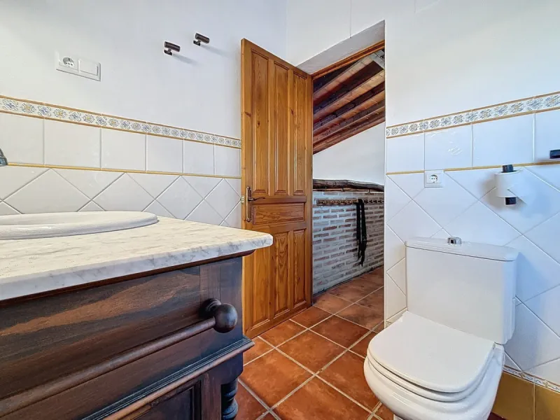 Spectacular finca in Almayate, combining rural tranquility with modern comforts. With 308 m2 of built area, this property features 4 spacious bedrooms and 4 bathrooms, distributed across two independent houses. An ideal place to enjoy panoramic views of t