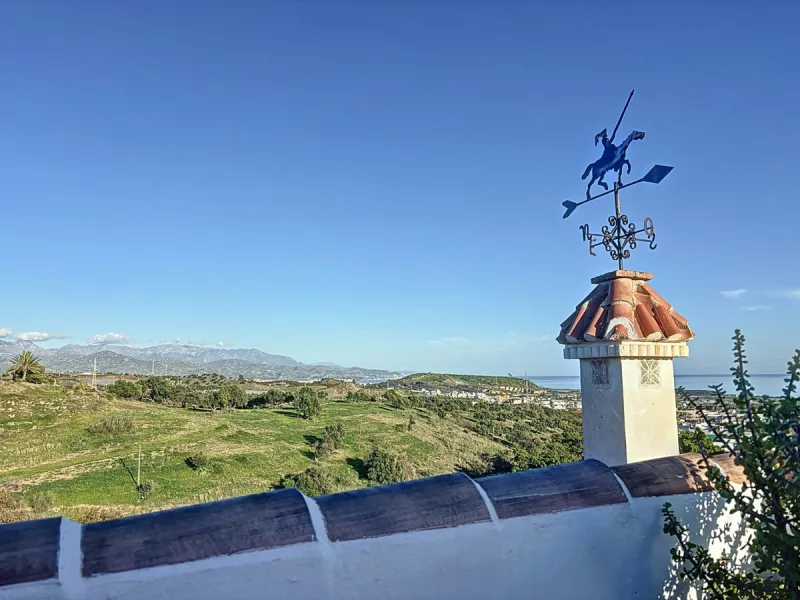 Spectacular finca in Almayate, combining rural tranquility with modern comforts. With 308 m2 of built area, this property features 4 spacious bedrooms and 4 bathrooms, distributed across two independent houses. An ideal place to enjoy panoramic views of t