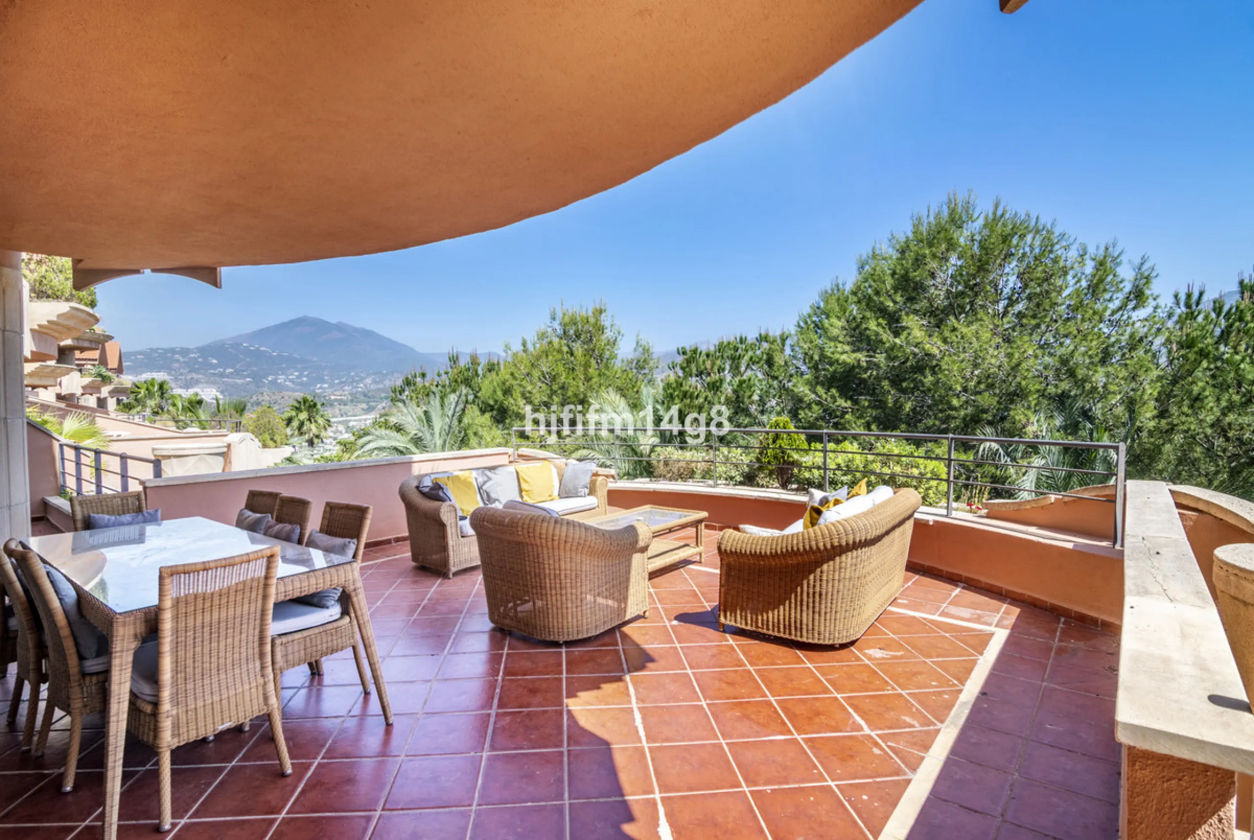 Are you looking for a property for sale in a prime Nueva Andalucía location? Introducing you to this spacious unit in one of the most popular urbanisations of the area. Not only is it a golfer's paradise, but it enjoys an elevated position with beautiful 