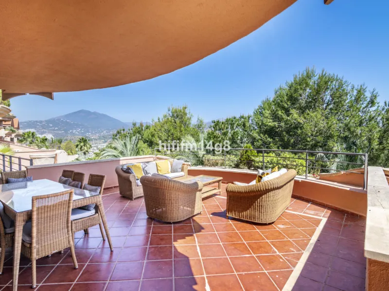 Are you looking for a property for sale in a prime Nueva Andalucía location? Introducing you to this spacious unit in one of the most popular urbanisations of the area. Not only is it a golfer's paradise, but it enjoys an elevated position with beautiful 