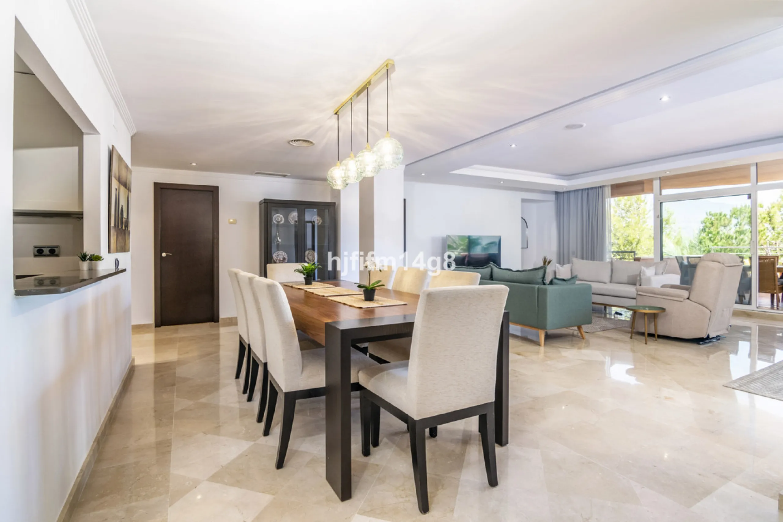 Are you looking for a property for sale in a prime Nueva Andalucía location? Introducing you to this spacious unit in one of the most popular urbanisations of the area. Not only is it a golfer's paradise, but it enjoys an elevated position with beautiful 