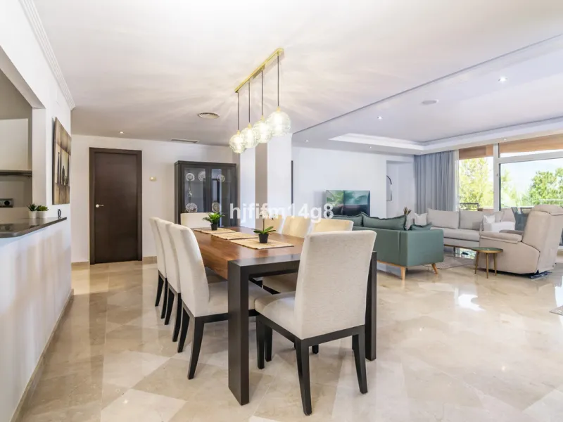 Are you looking for a property for sale in a prime Nueva Andalucía location? Introducing you to this spacious unit in one of the most popular urbanisations of the area. Not only is it a golfer's paradise, but it enjoys an elevated position with beautiful 