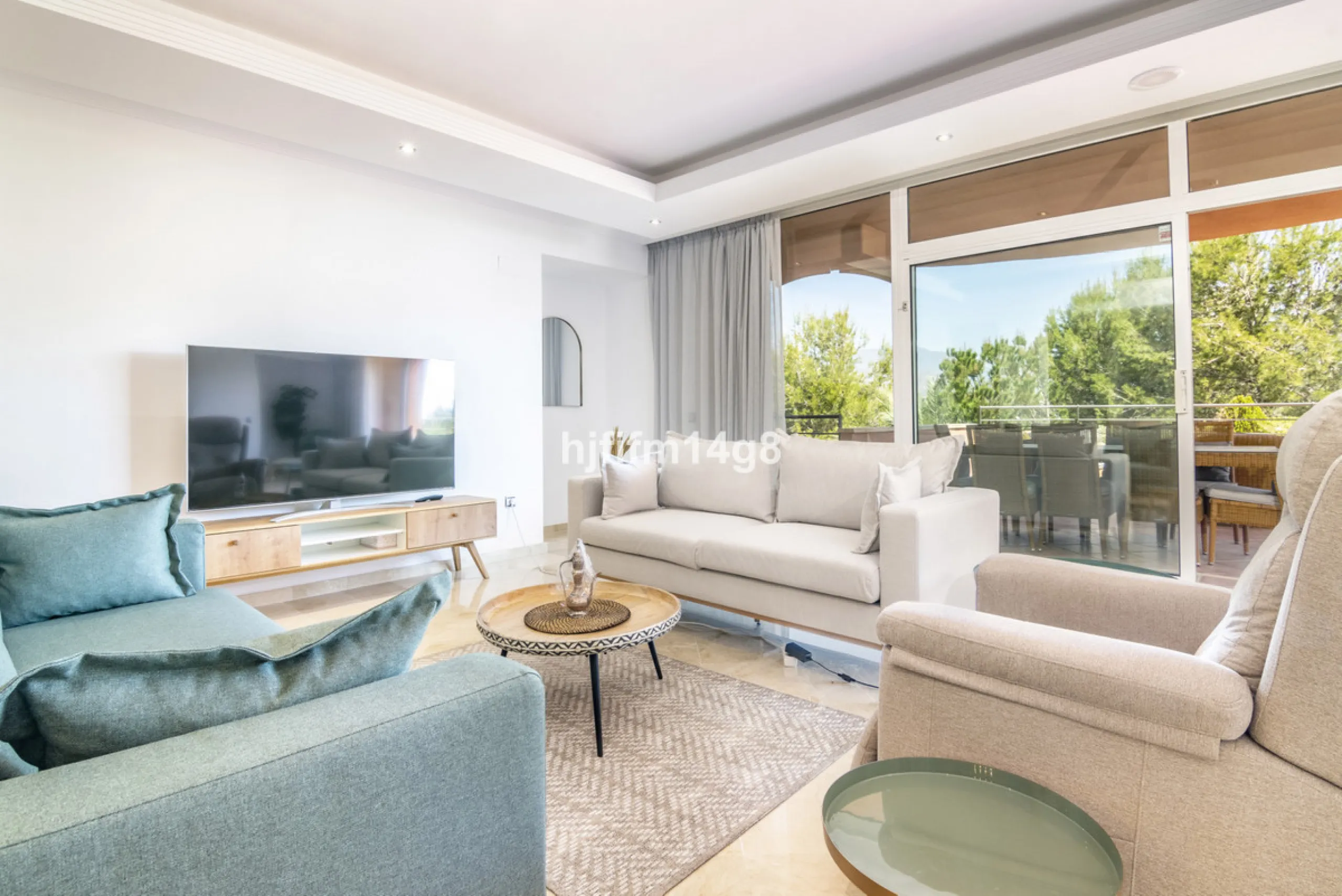 Are you looking for a property for sale in a prime Nueva Andalucía location? Introducing you to this spacious unit in one of the most popular urbanisations of the area. Not only is it a golfer's paradise, but it enjoys an elevated position with beautiful 